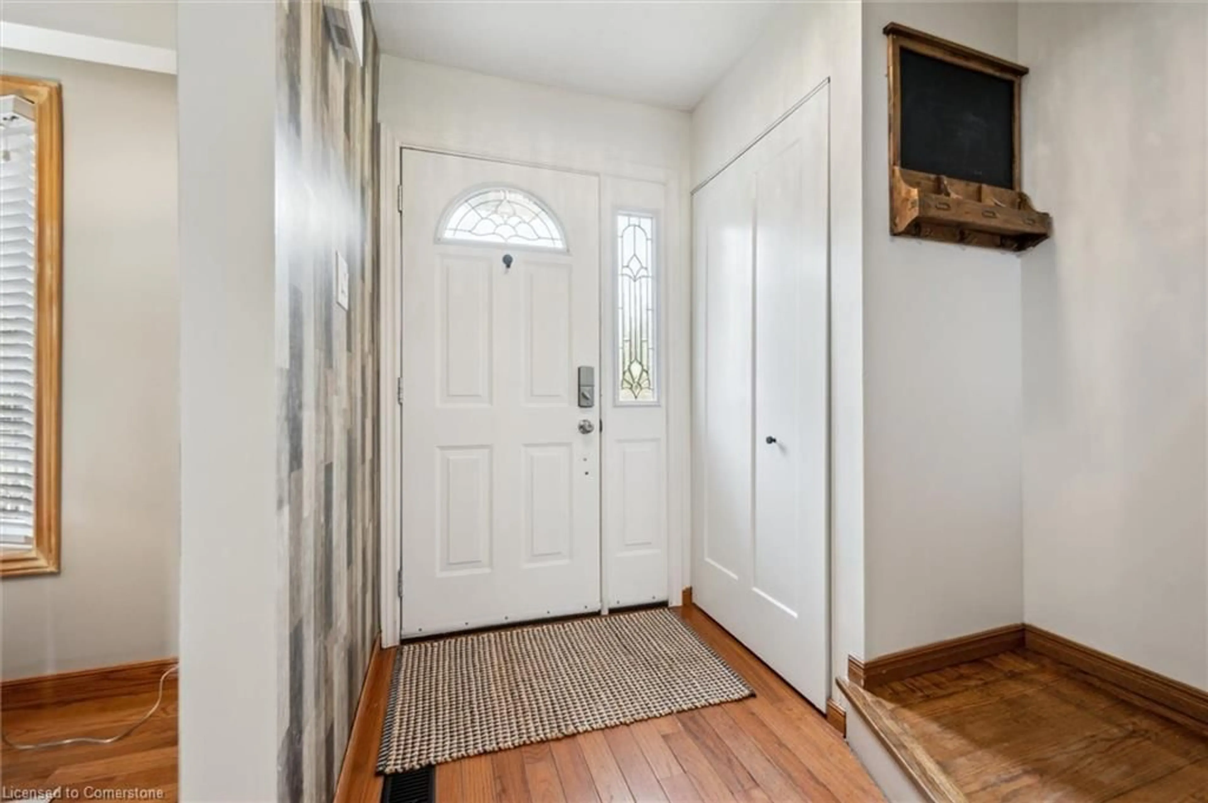 Indoor entryway for 90 Arrowhead Cres, Kitchener Ontario N2P 1B9