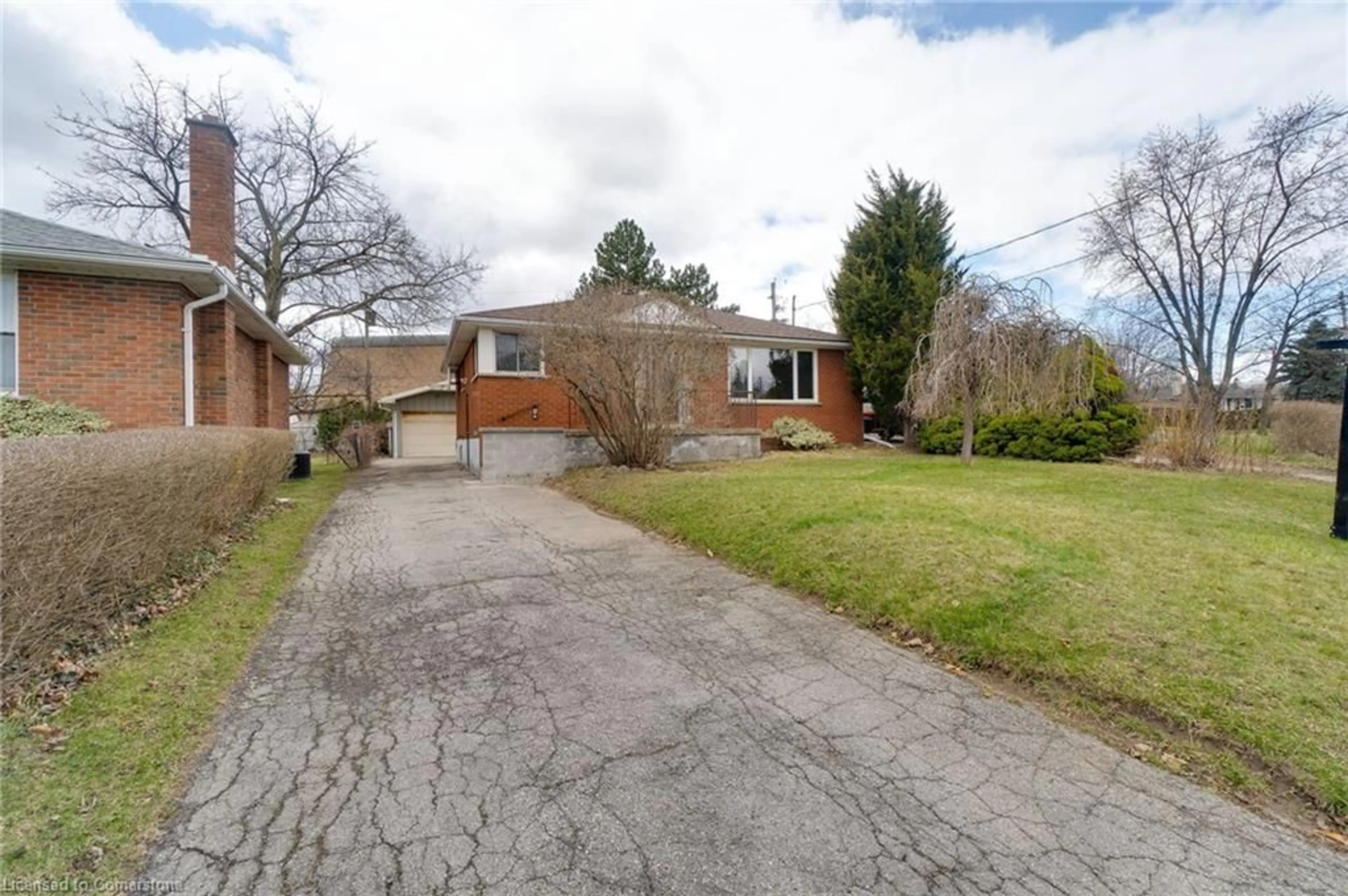 A pic from outside/outdoor area/front of a property/back of a property/a pic from drone, street for 1450 Mountain Grove Ave, Burlington Ontario L7P 2H3