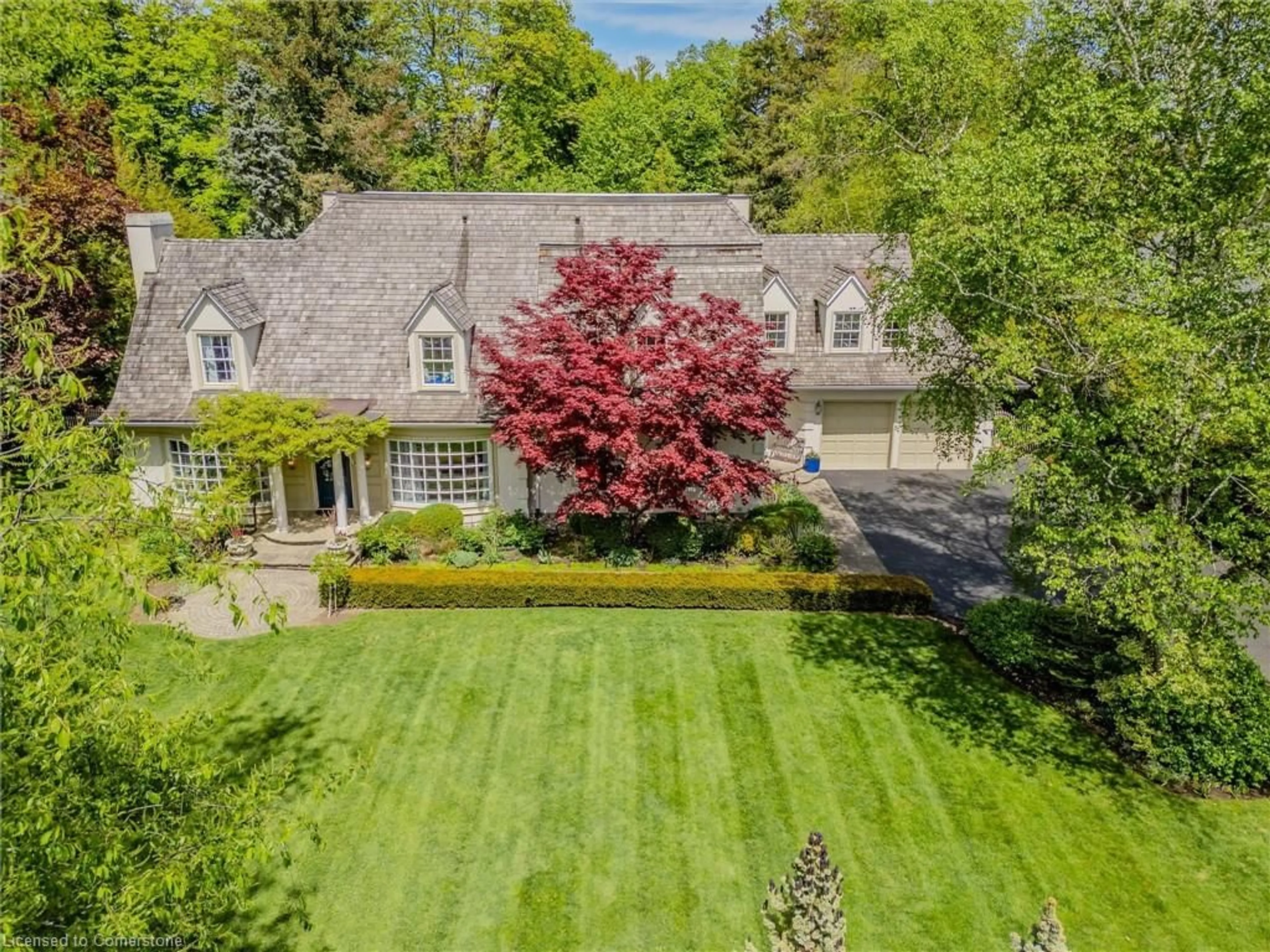 A pic from outside/outdoor area/front of a property/back of a property/a pic from drone, street for 59 Ennisclare Dr, Oakville Ontario L6J 4N3