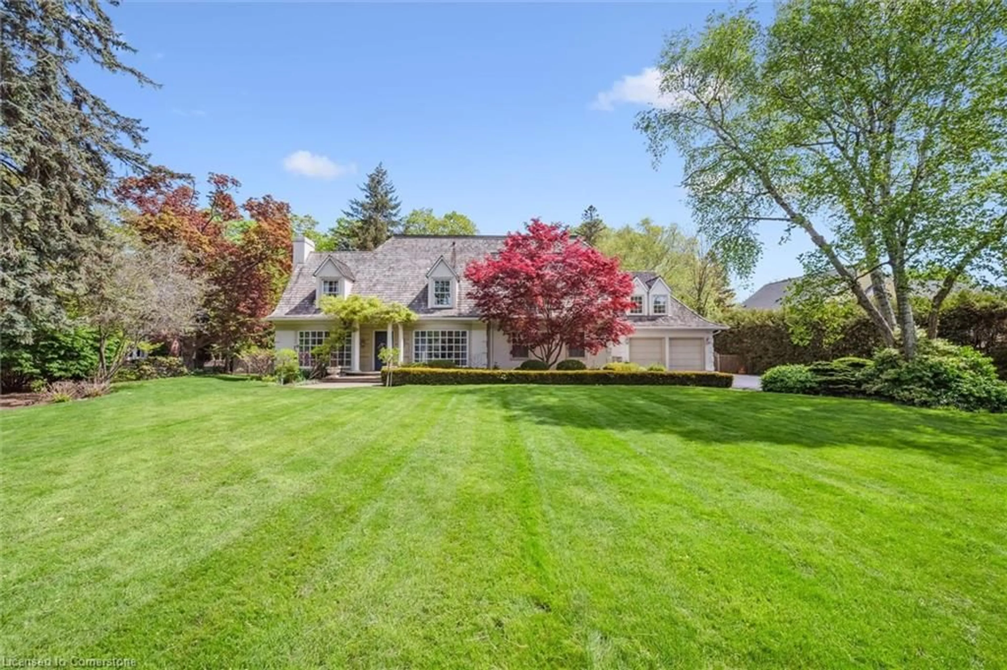 A pic from outside/outdoor area/front of a property/back of a property/a pic from drone, street for 59 Ennisclare Dr, Oakville Ontario L6J 4N3