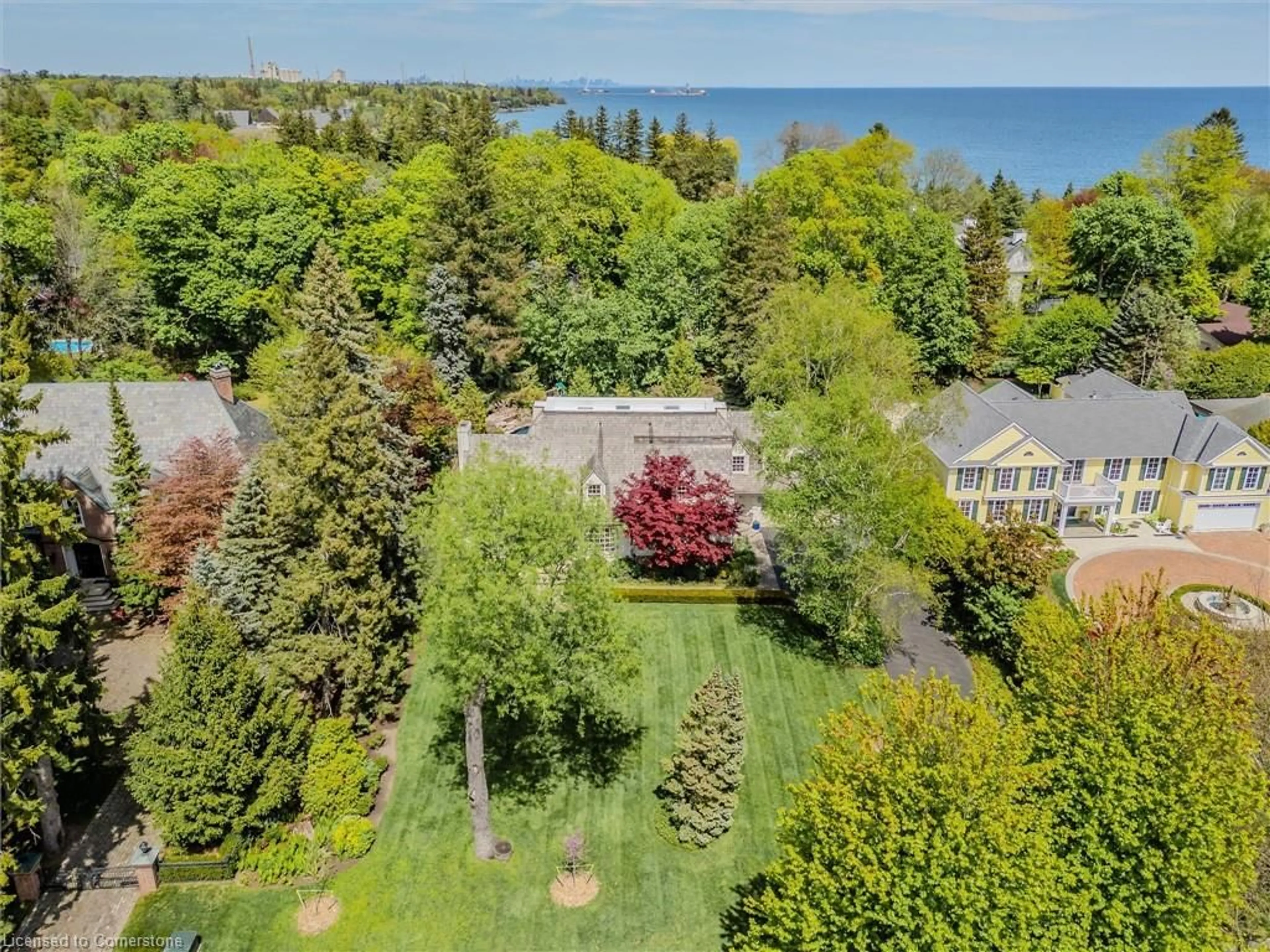 A pic from outside/outdoor area/front of a property/back of a property/a pic from drone, water/lake/river/ocean view for 59 Ennisclare Dr, Oakville Ontario L6J 4N3