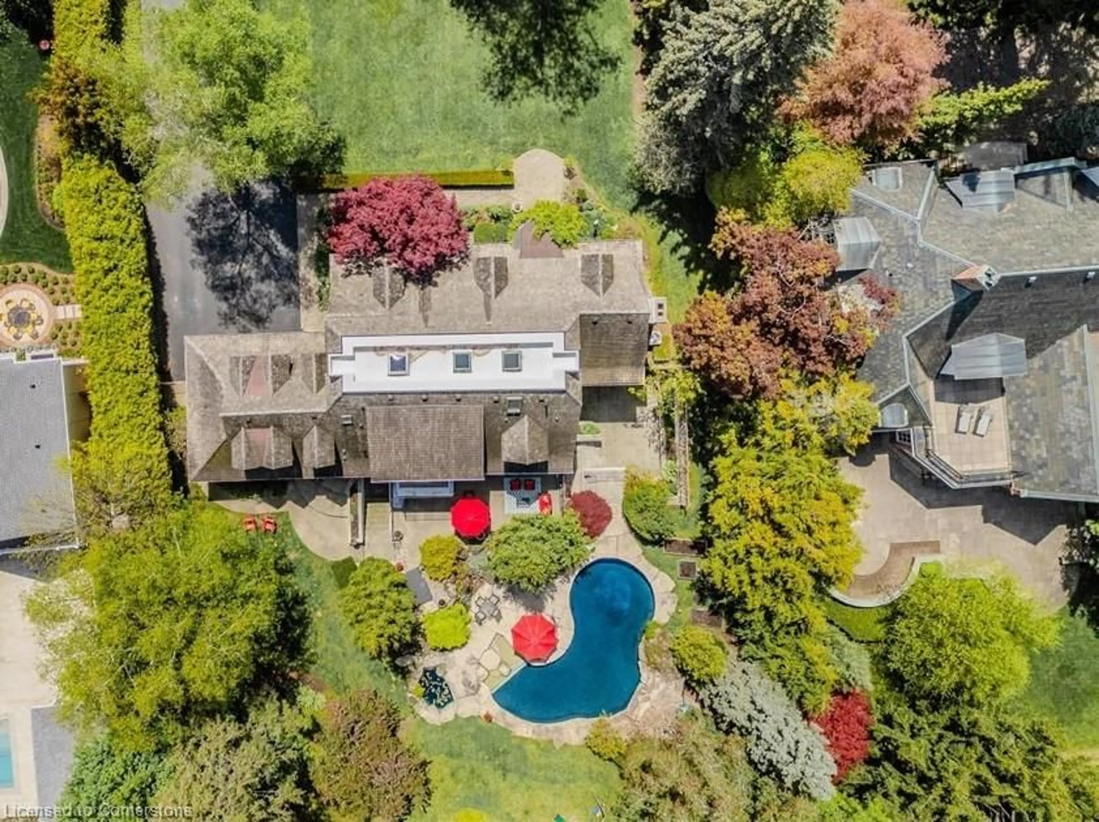 A pic from outside/outdoor area/front of a property/back of a property/a pic from drone, street for 59 Ennisclare Dr, Oakville Ontario L6J 4N3