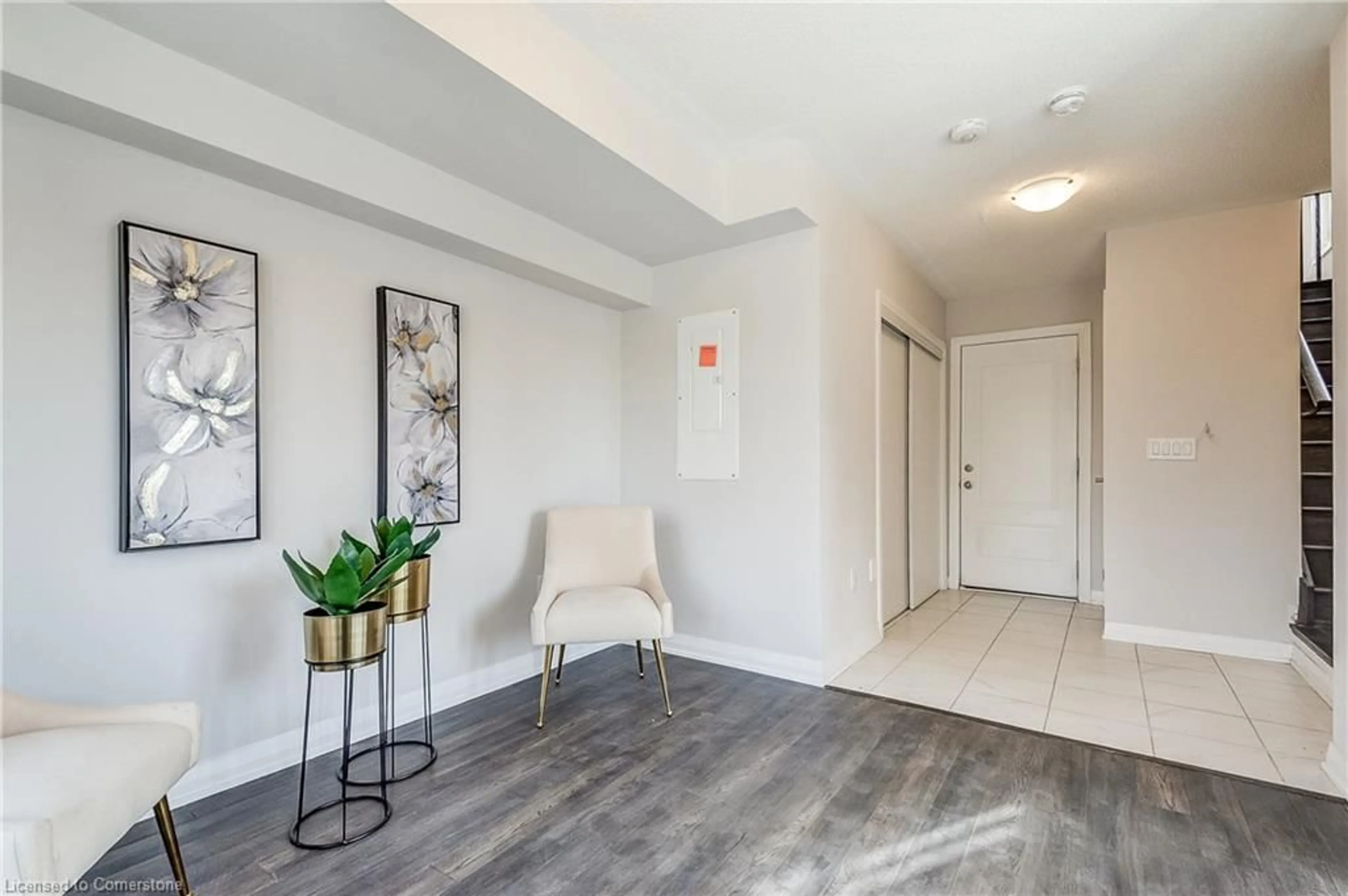 Indoor entryway for 585 Colborne St #406, Brantford Ontario N3S 0K4