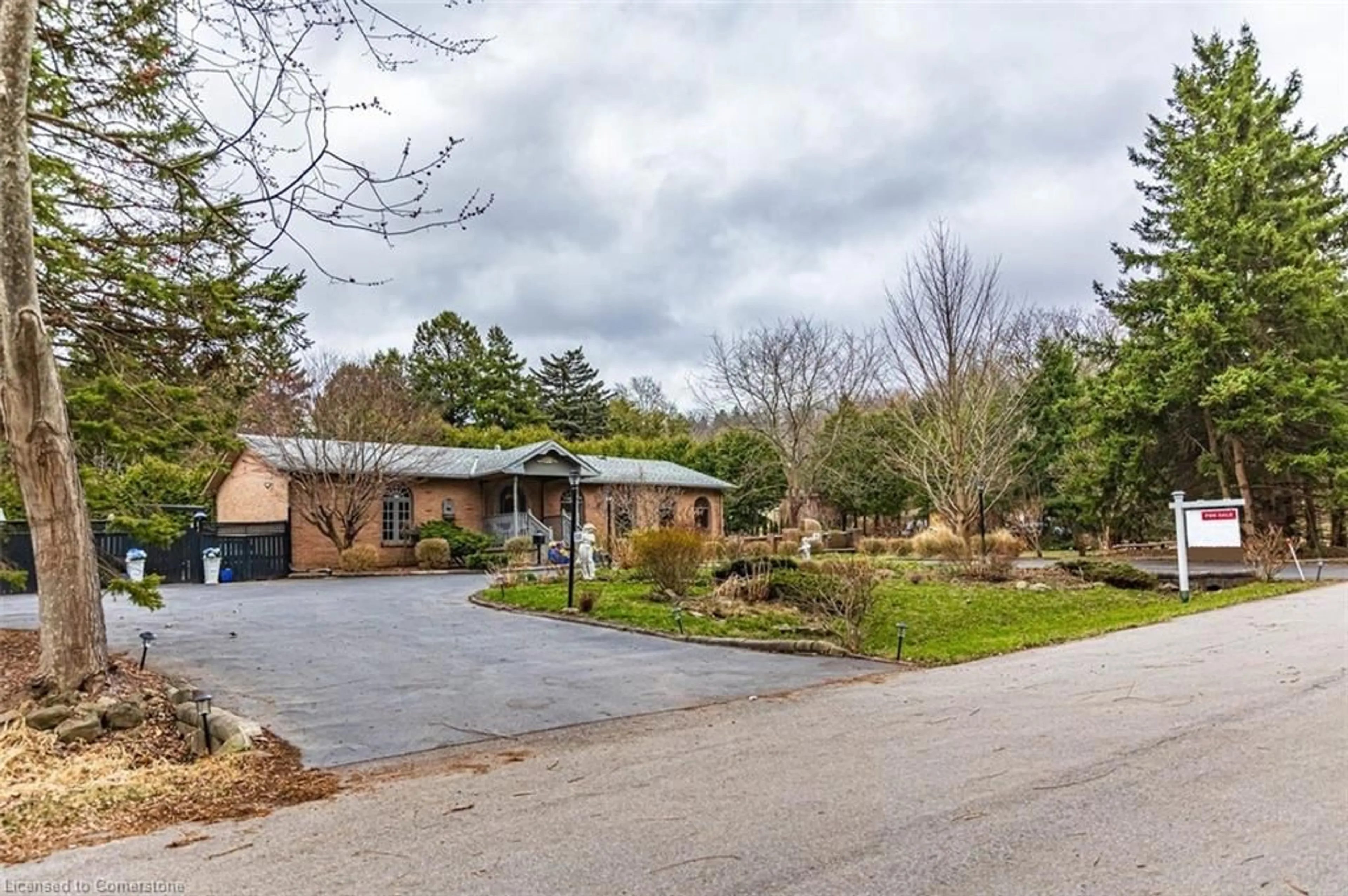 A pic from outside/outdoor area/front of a property/back of a property/a pic from drone, street for 365 Eleanor Pl, Ancaster Ontario L9G 3J6