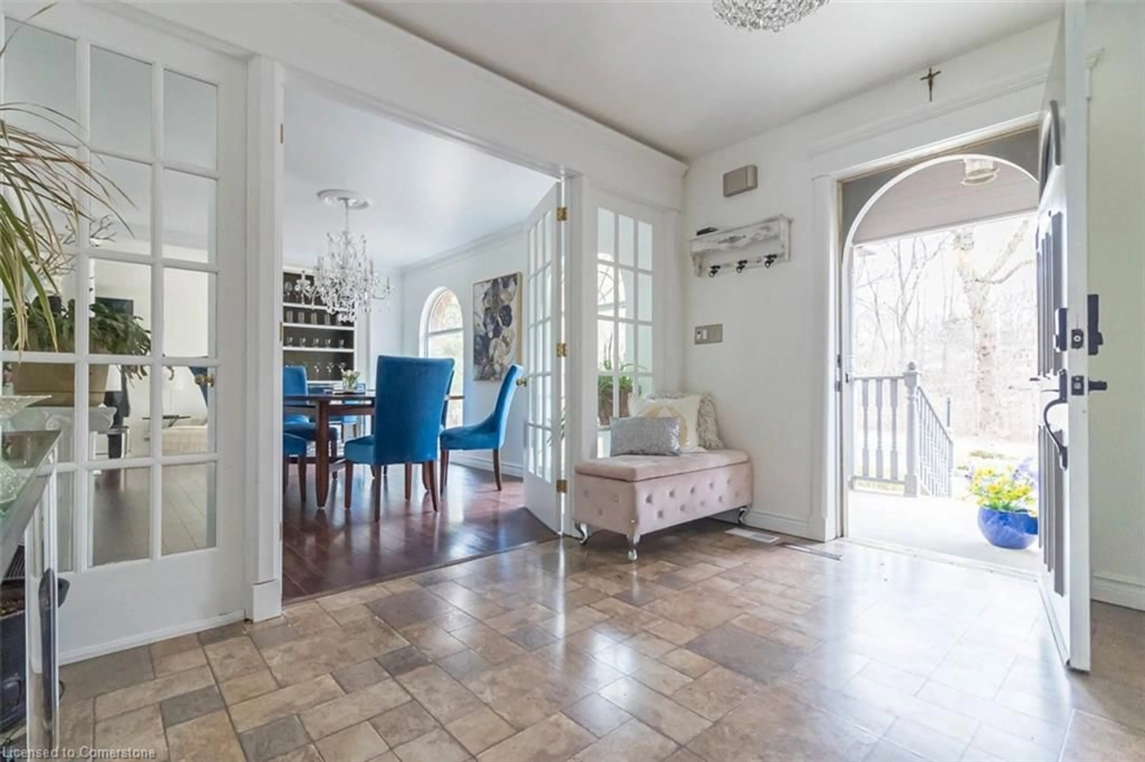 Indoor entryway for 365 Eleanor Pl, Ancaster Ontario L9G 3J6