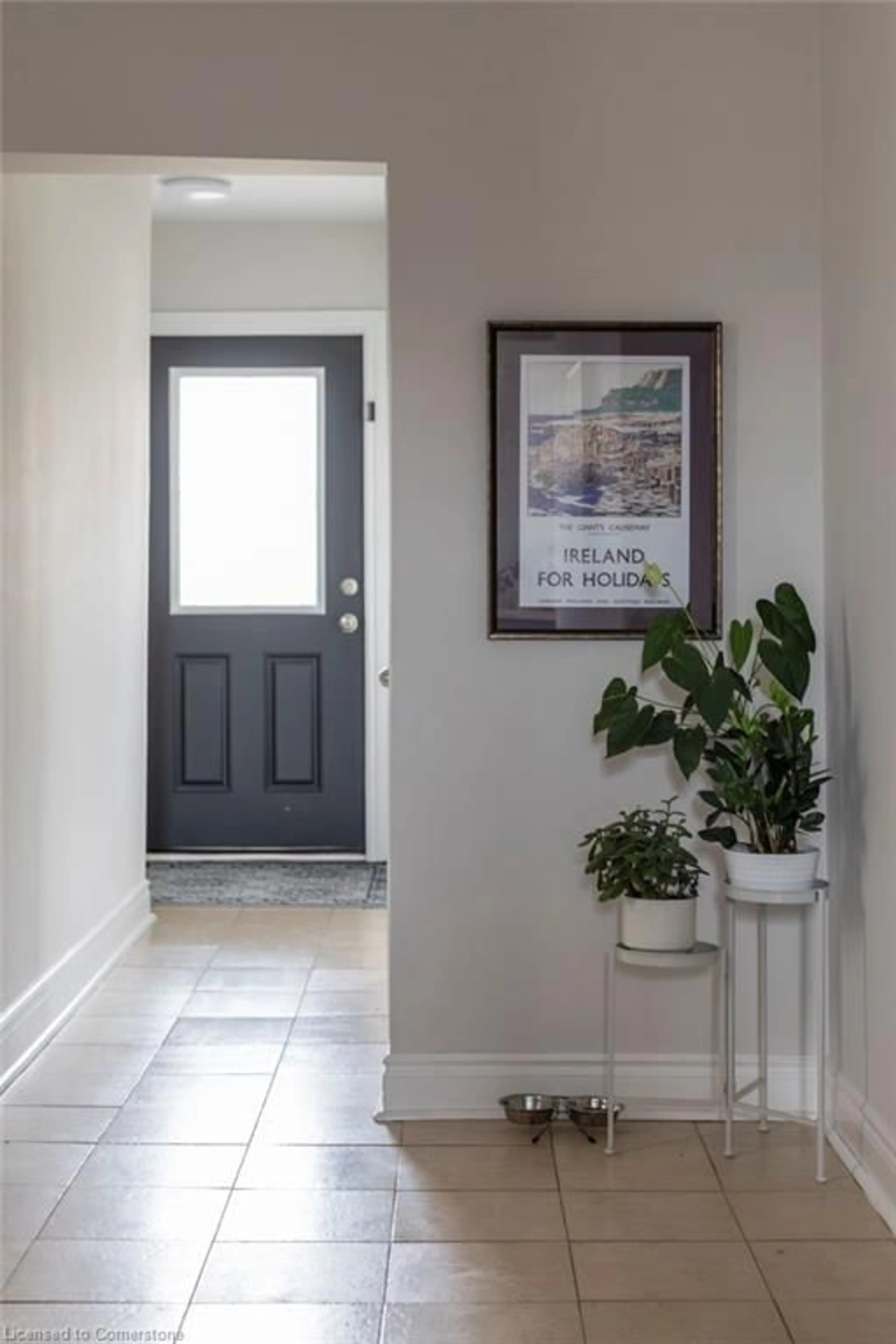 Indoor entryway for 41 Rosemont Ave, Hamilton Ontario L8L 2M4