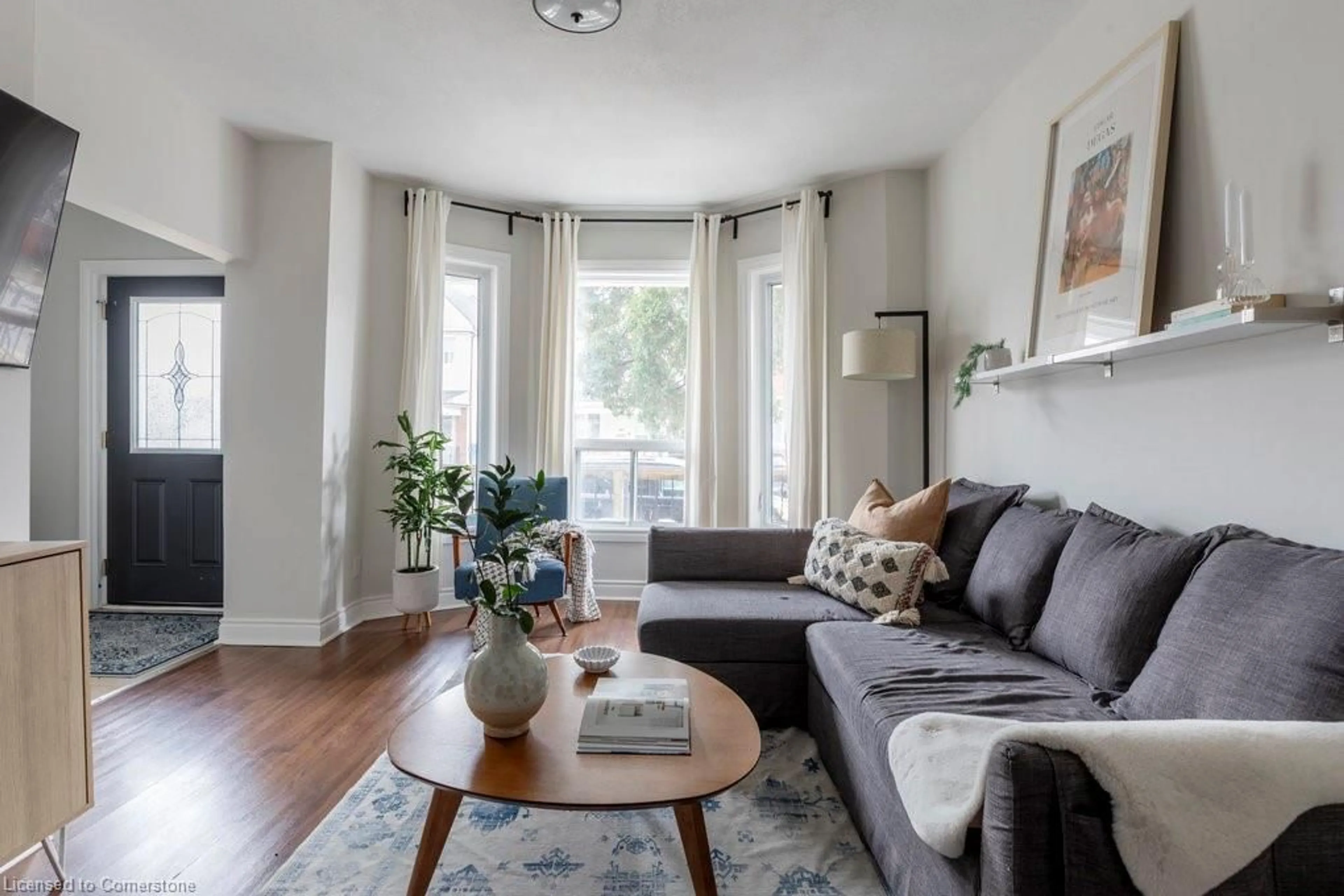 Living room with furniture, unknown for 41 Rosemont Ave, Hamilton Ontario L8L 2M4
