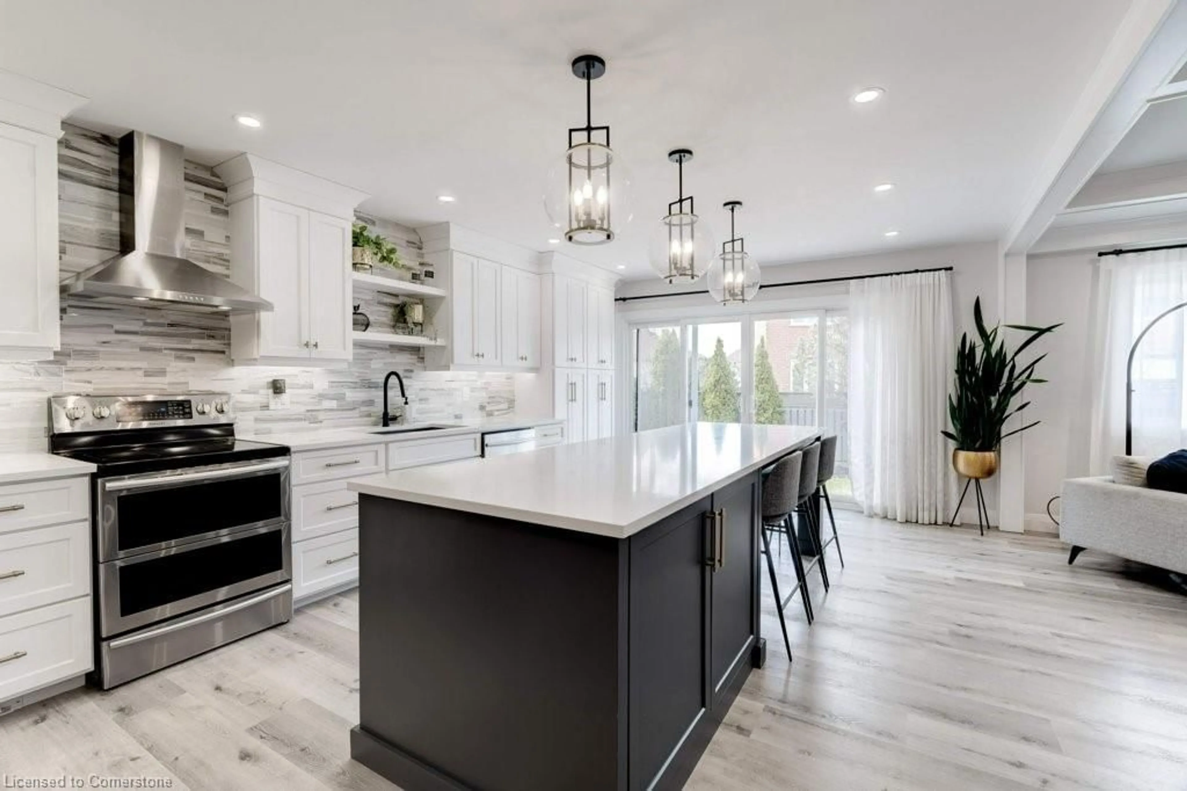 Contemporary kitchen, unknown for 5 Mansion Crt, Hamilton Ontario L8T 5A5