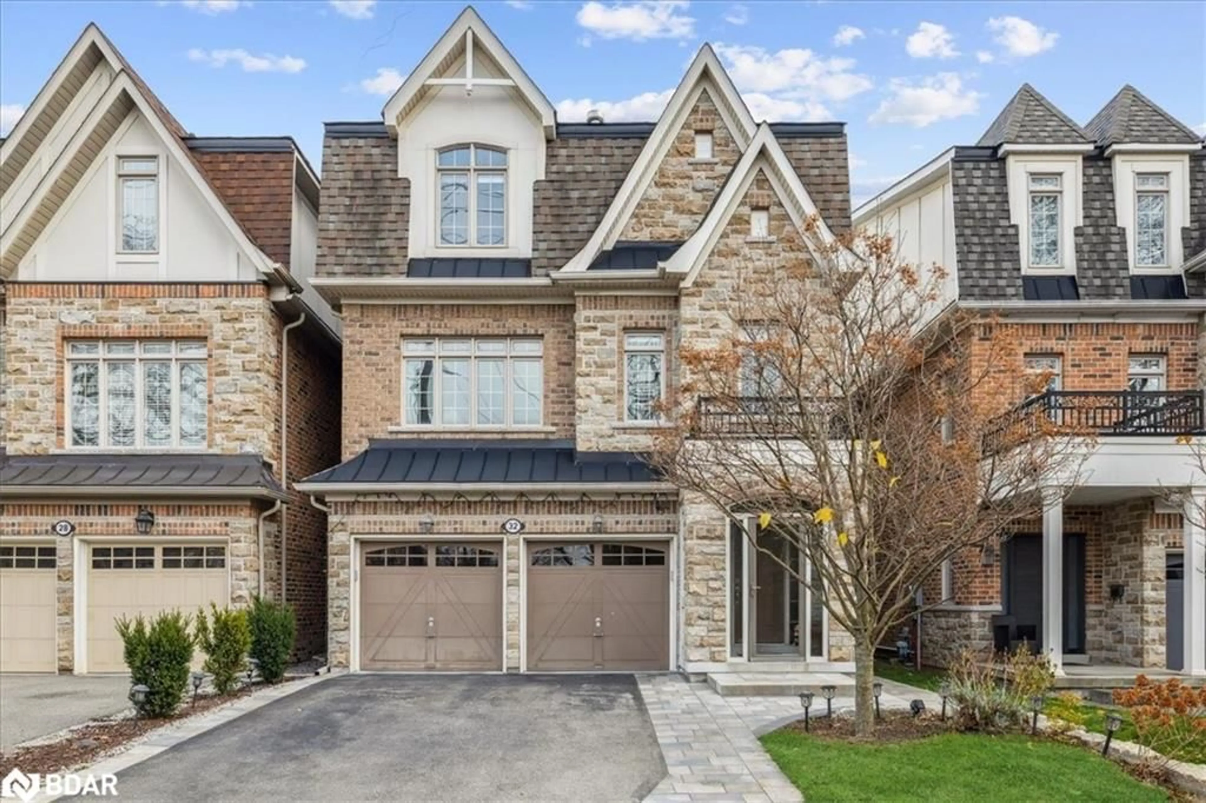 Home with brick exterior material, street for 32 Harborn Rd, Mississauga Ontario L5B 1A4