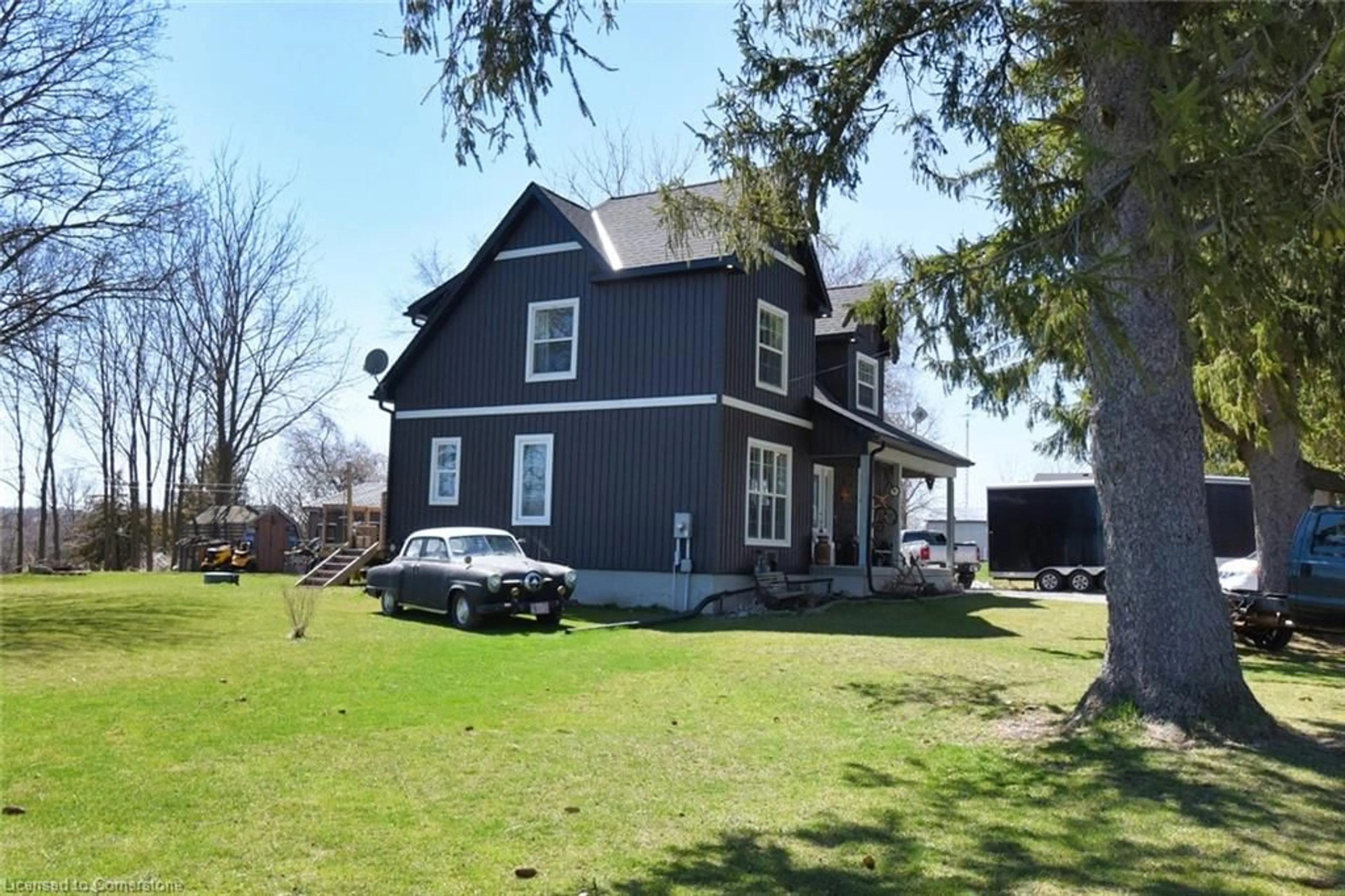 A pic from outside/outdoor area/front of a property/back of a property/a pic from drone, street for 1364 Thompson Rd, Waterford Ontario N0E 1Y0