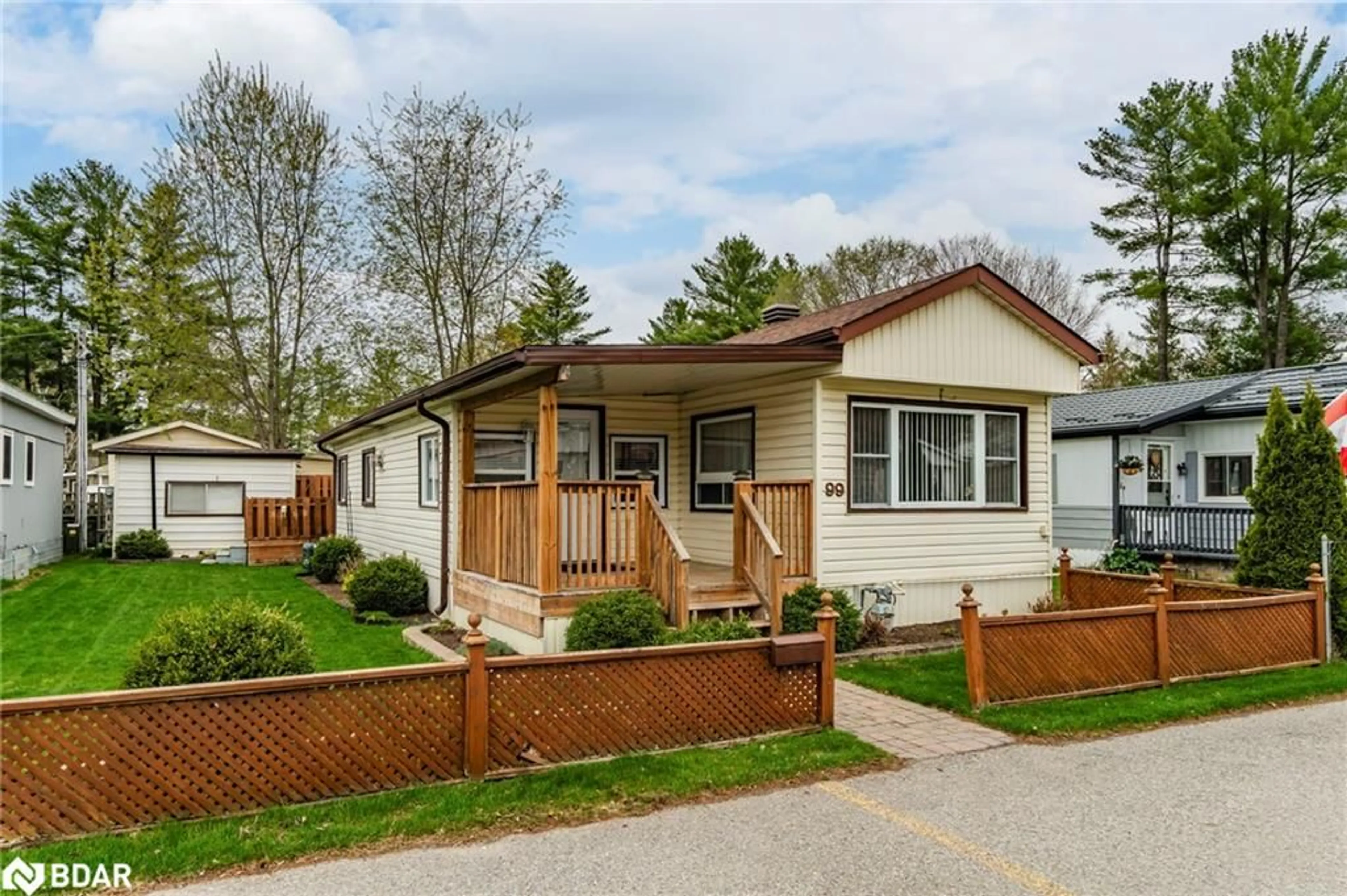 Home with vinyl exterior material, street for 99 8th St, Angus Ontario L3W 0L4