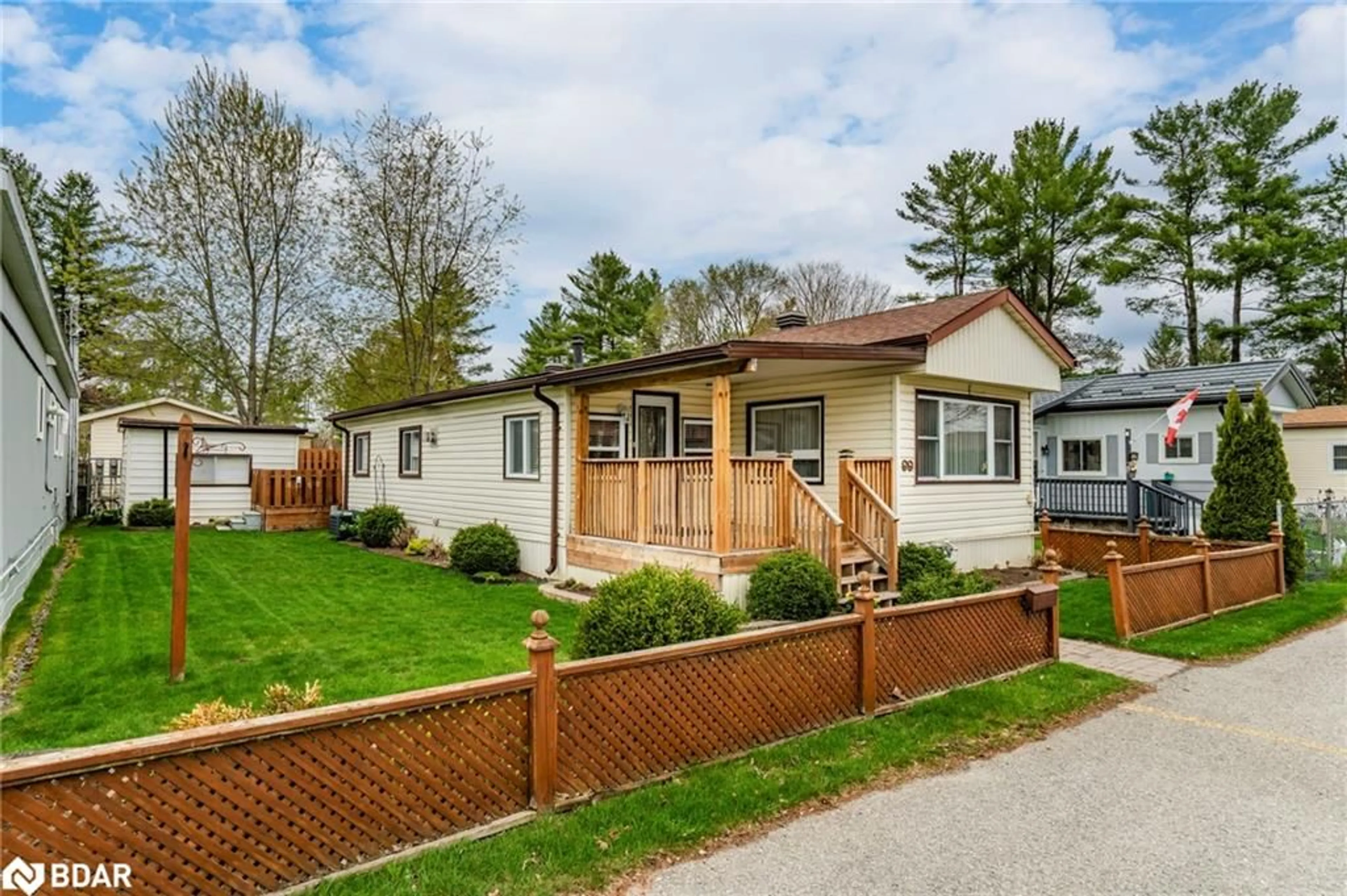 Home with vinyl exterior material, street for 99 8th St, Angus Ontario L3W 0L4