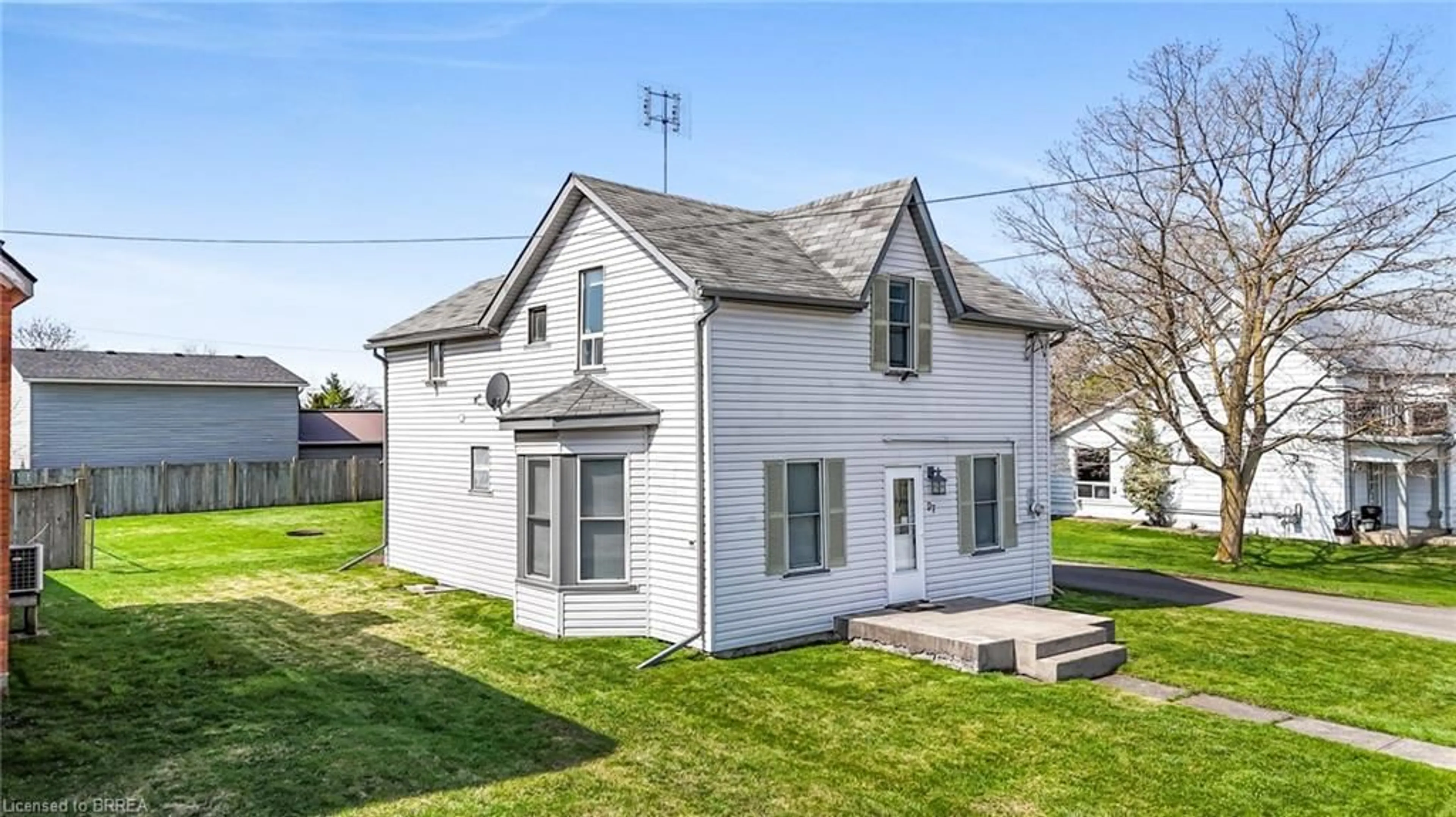 Home with vinyl exterior material, street for 97 King St, Hagersville Ontario N0A 1H0