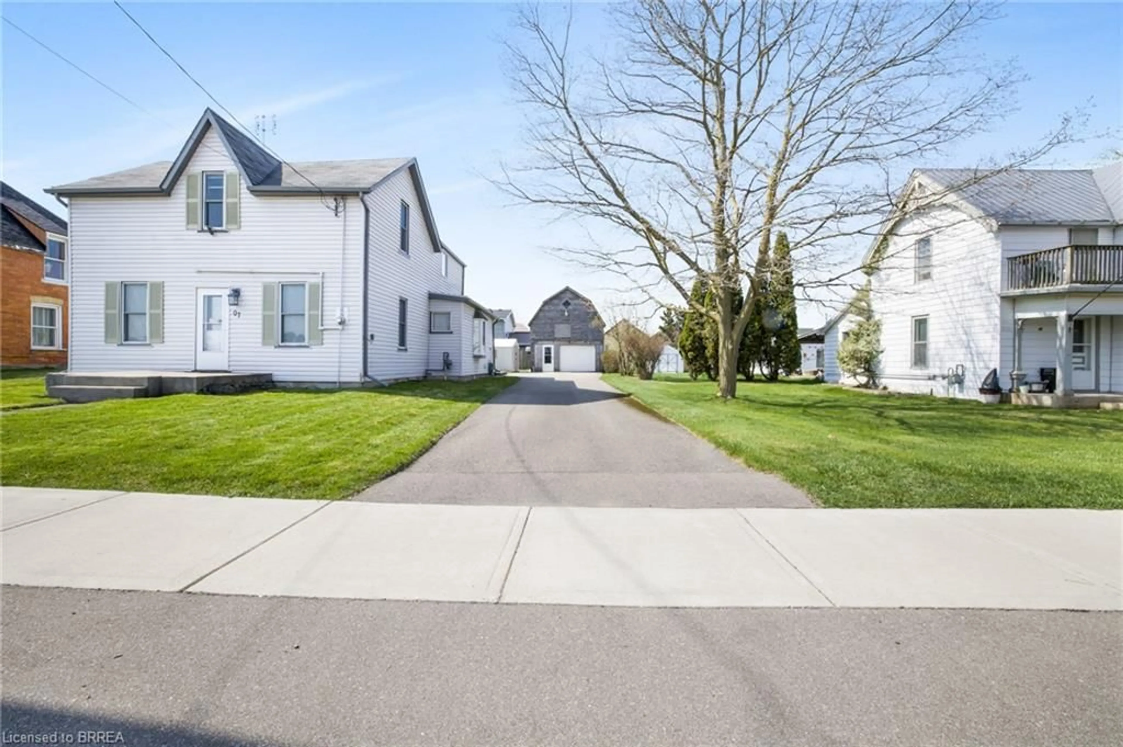 A pic from outside/outdoor area/front of a property/back of a property/a pic from drone, street for 97 King St, Hagersville Ontario N0A 1H0