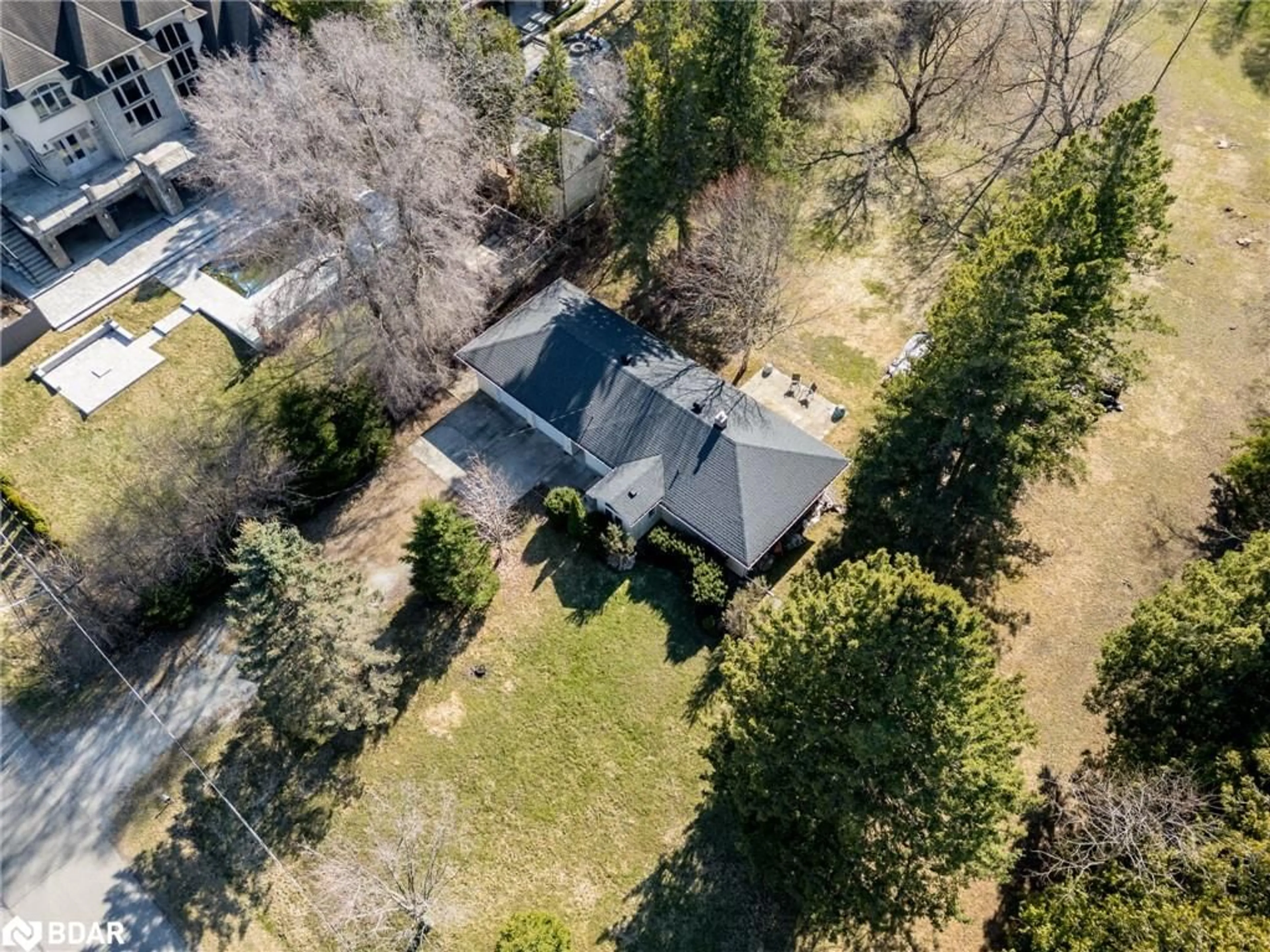A pic from outside/outdoor area/front of a property/back of a property/a pic from drone, street for 208 Martin St, King Ontario L7N 1J5