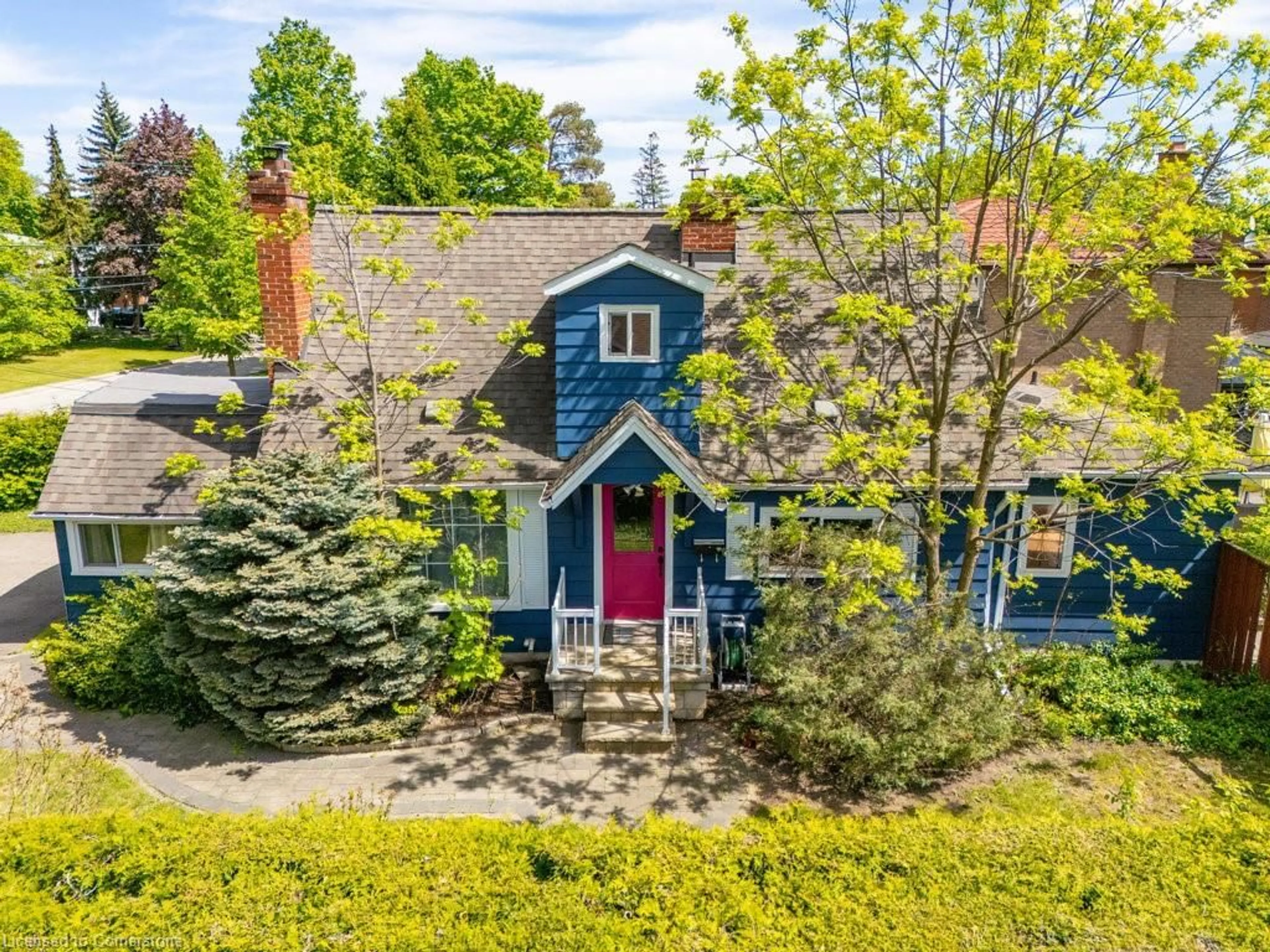 A pic from outside/outdoor area/front of a property/back of a property/a pic from drone, street for 3098 Given Rd, Mississauga Ontario L5A 2N3