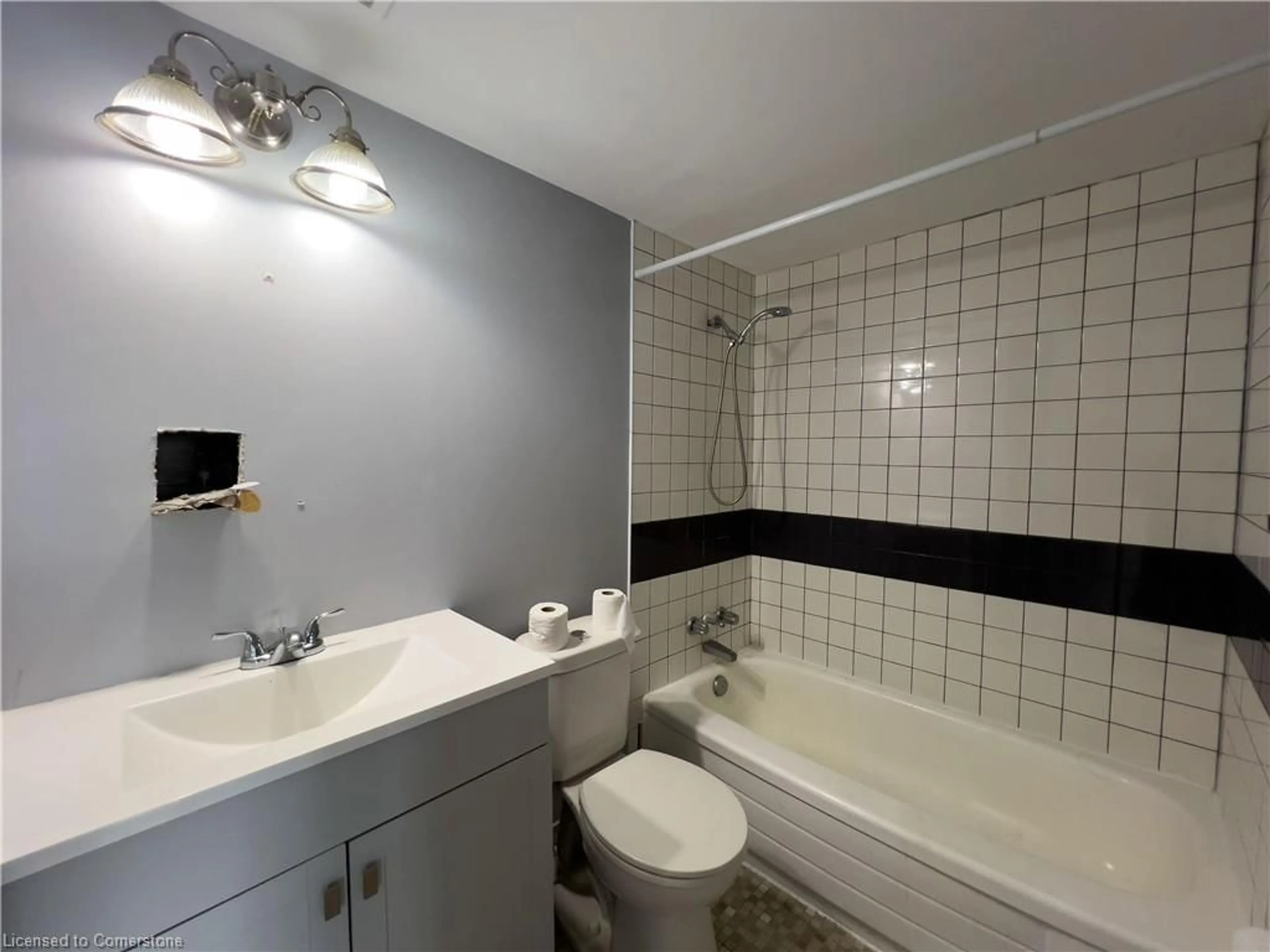 Standard bathroom, ceramic/tile floor for 150 Charlton Ave #1001, Hamilton Ontario L8N 3X3