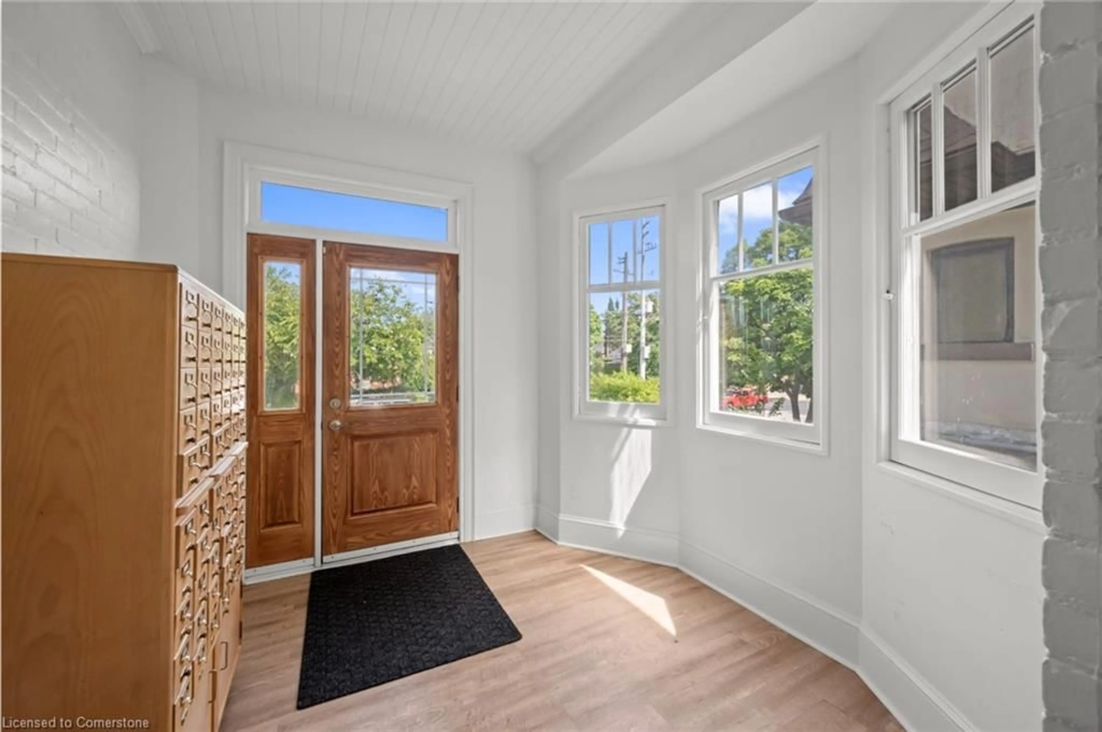 Indoor entryway for 407 Aberdeen Ave, Hamilton Ontario L8P 2R9