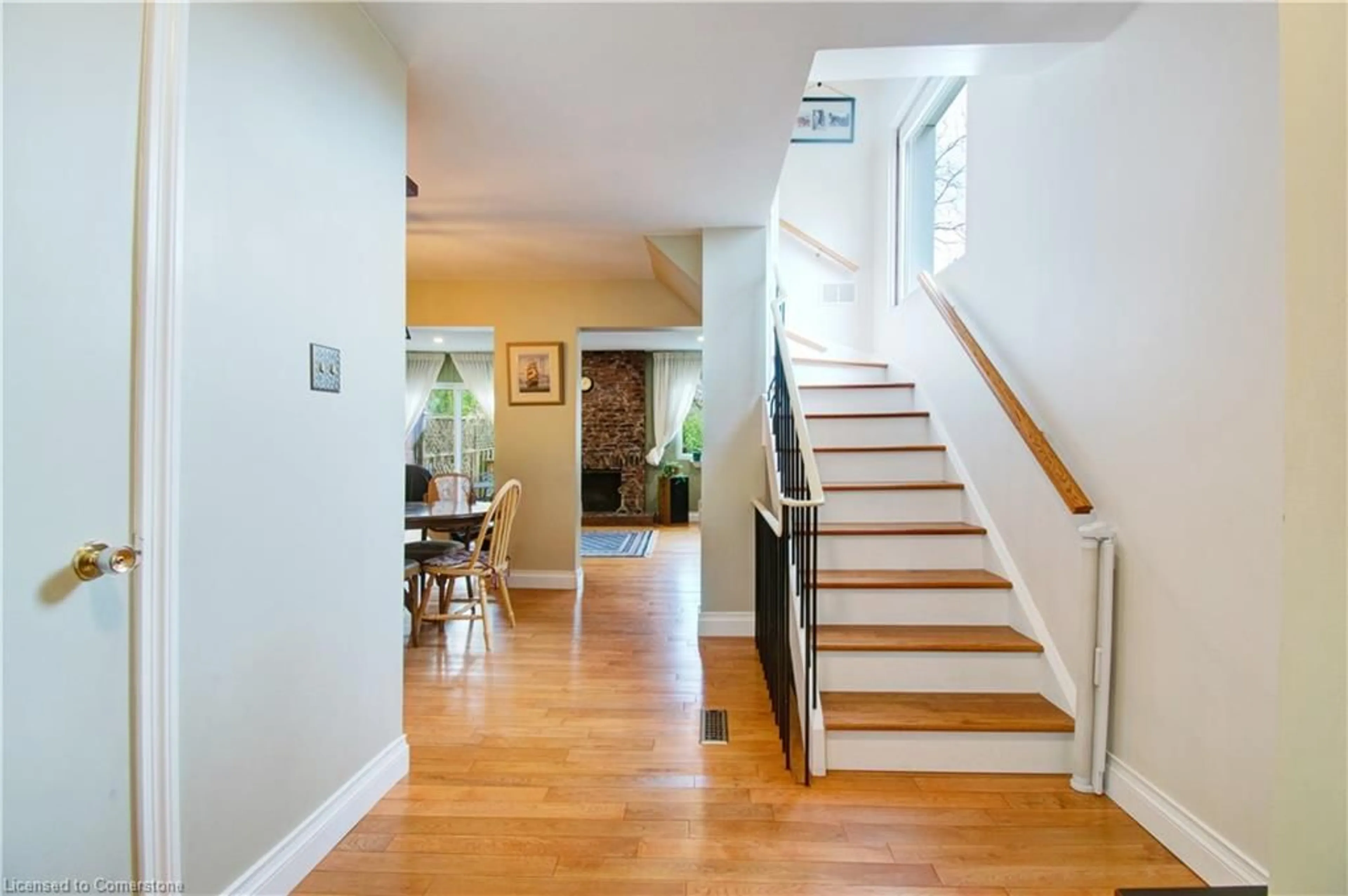 Indoor foyer for 3483 Ash Row Cres, Mississauga Ontario L5L 1K3