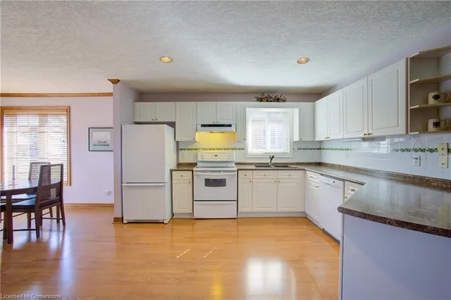 Additional property image - 868 Fairway Cres