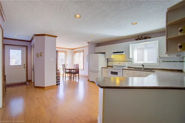 Additional property image - 868 Fairway Cres