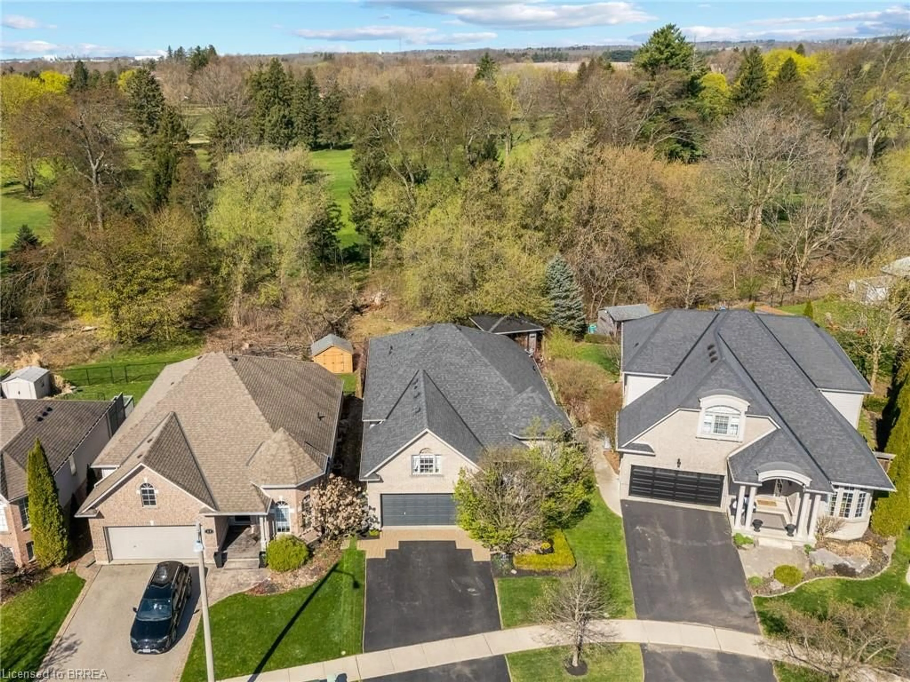 A pic from outside/outdoor area/front of a property/back of a property/a pic from drone, unknown for 37 Macdonald Cres, Brantford Ontario N3R 8B2