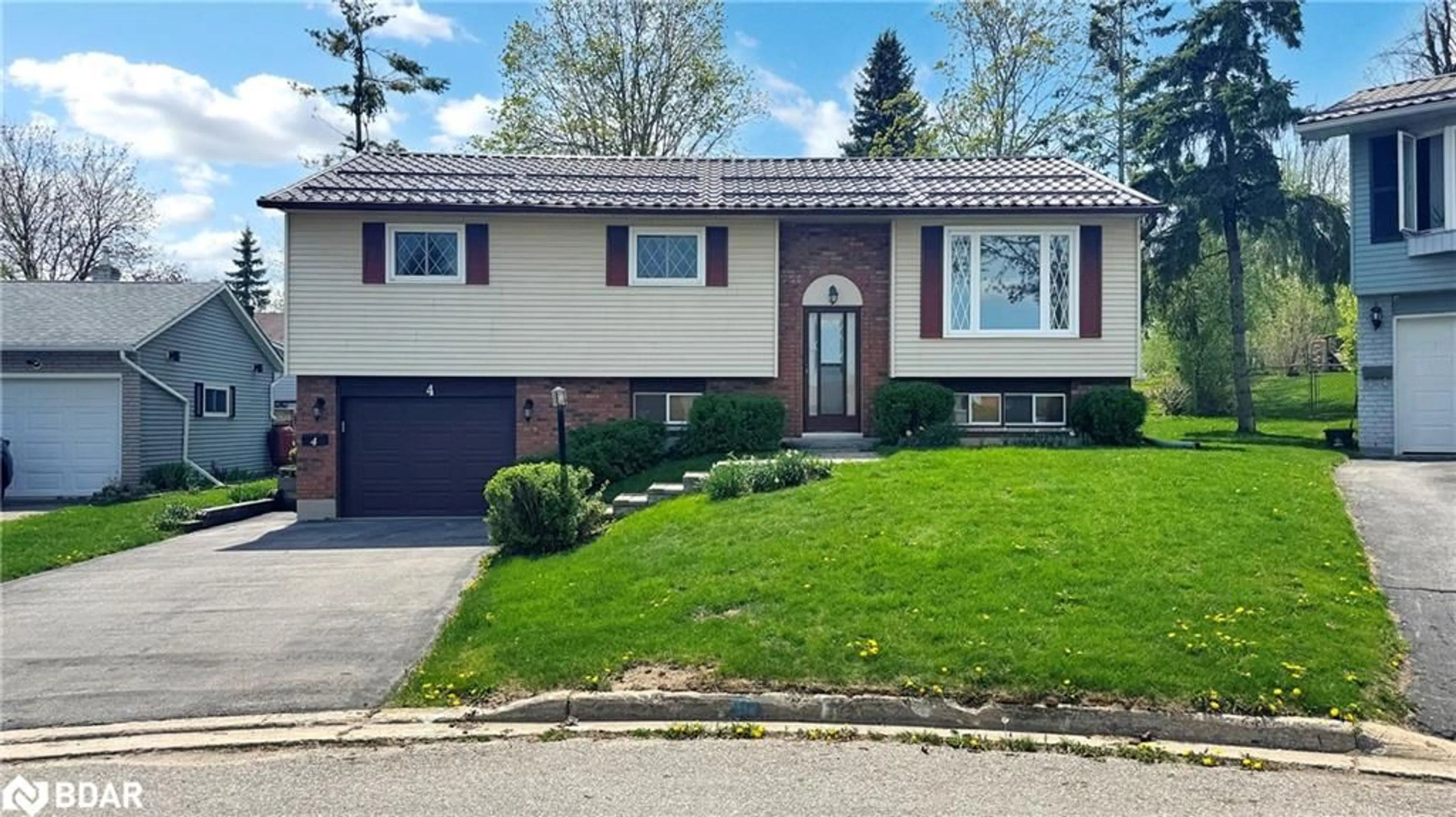 Home with vinyl exterior material, street for 4 Gaudaur Crt, Orillia Ontario L3V 7B4