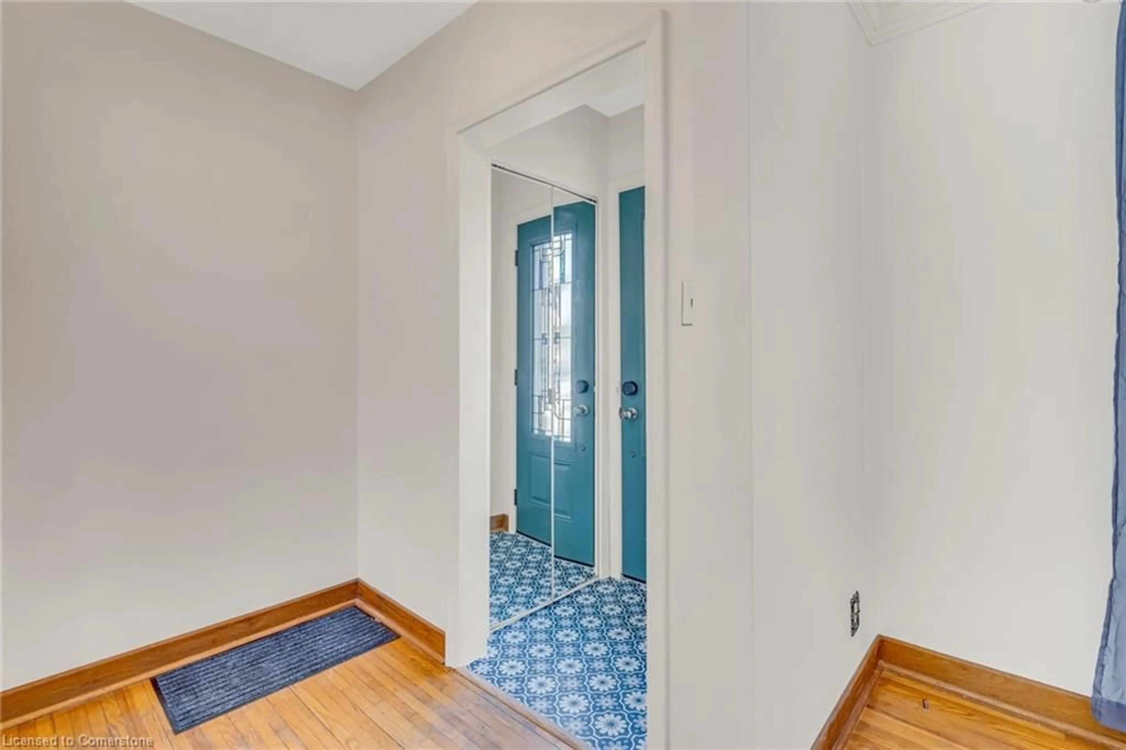 Indoor entryway for 479 Kingsleigh Crt, Milton Ontario L9T 1X6