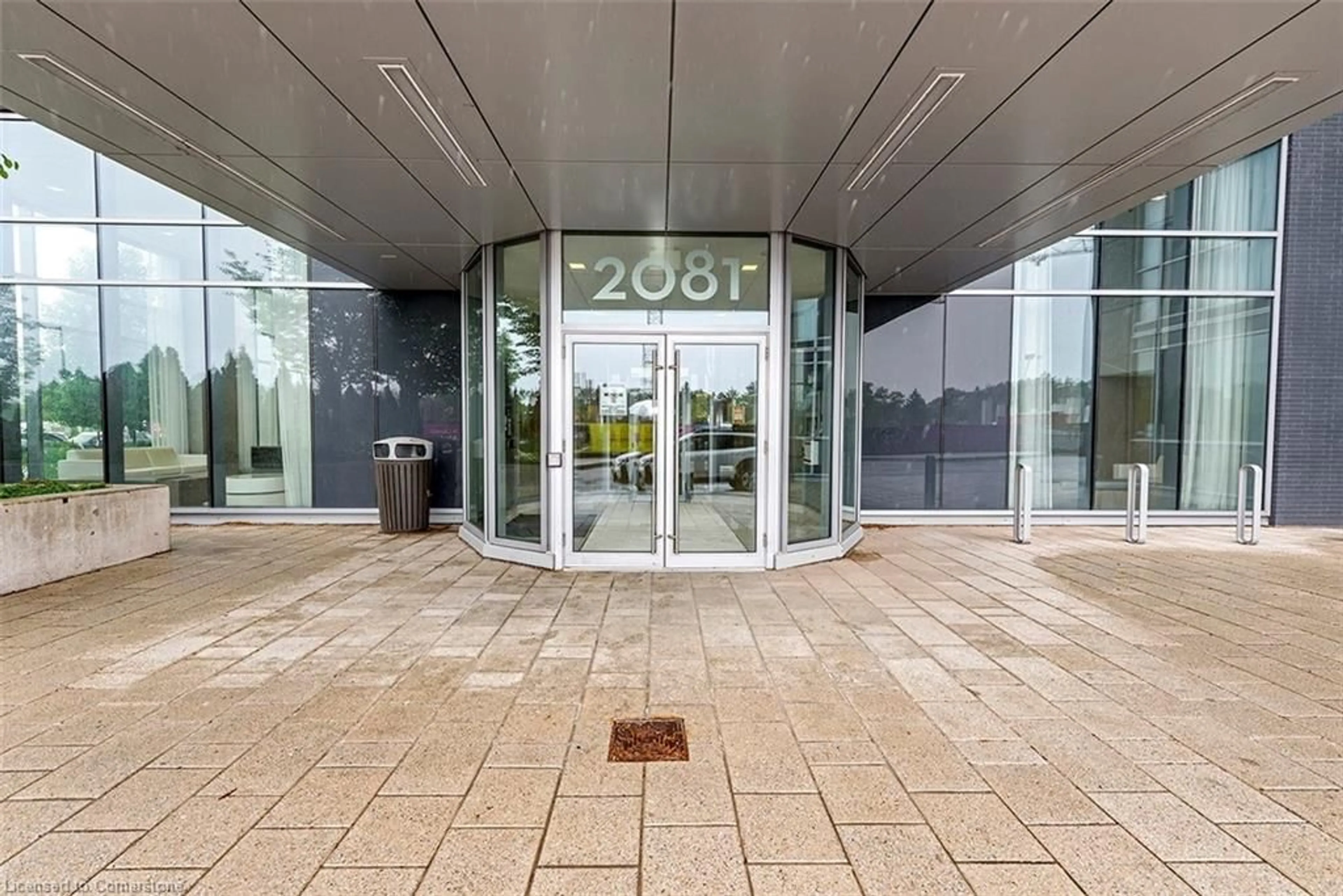 Indoor foyer for 2081 Fairview St #611, Burlington Ontario L7R 0E4