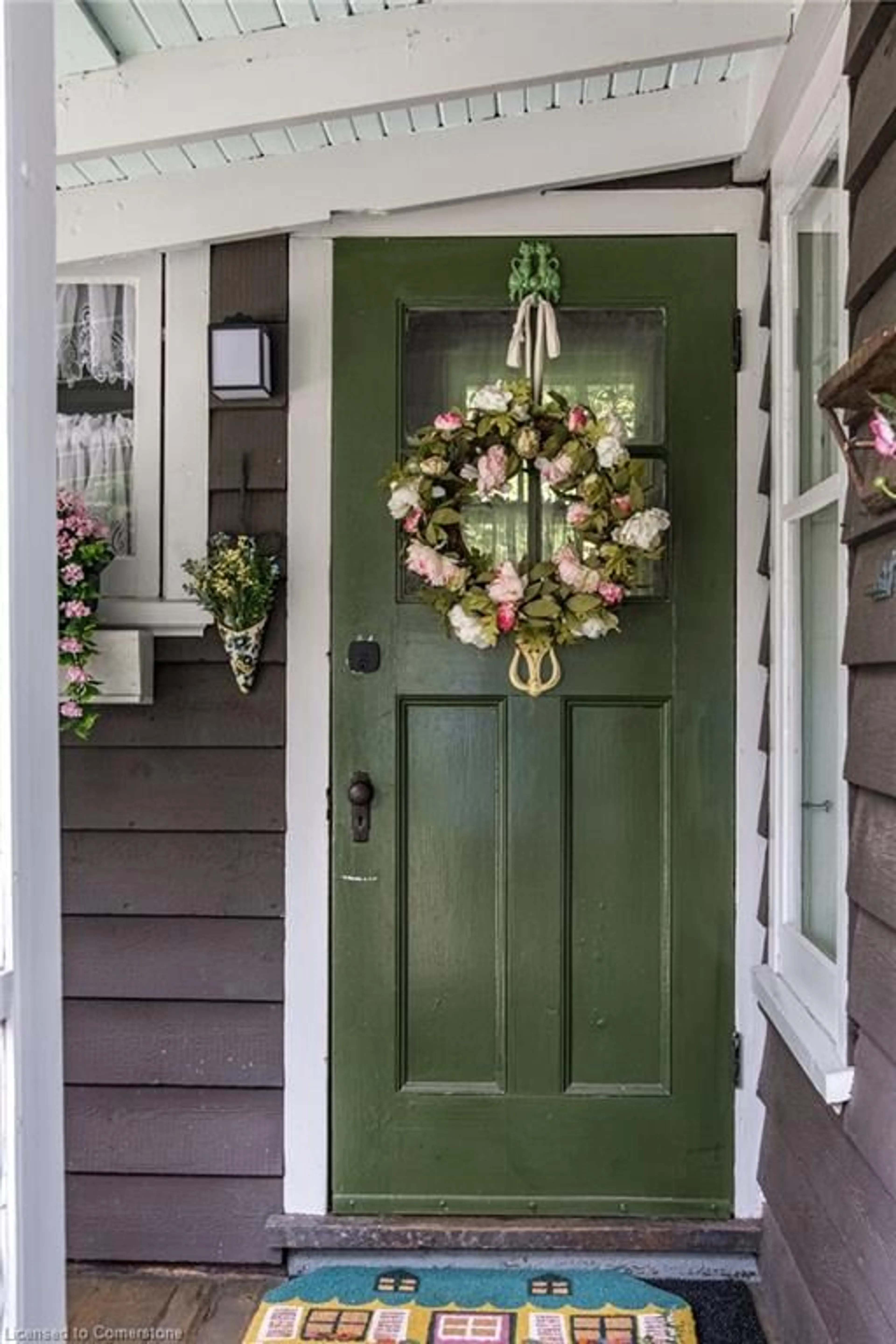 Indoor entryway for 227 Green St, Burlington Ontario L7R 0B1