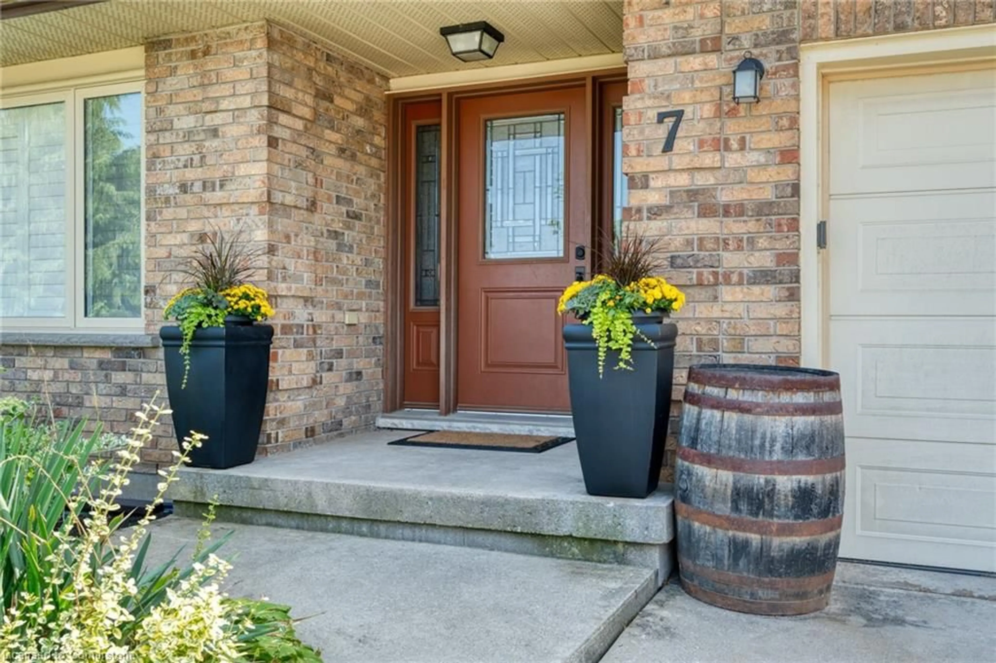 Indoor entryway for 7 Sugarplum Crt, Stoney Creek Ontario L8J 2E4