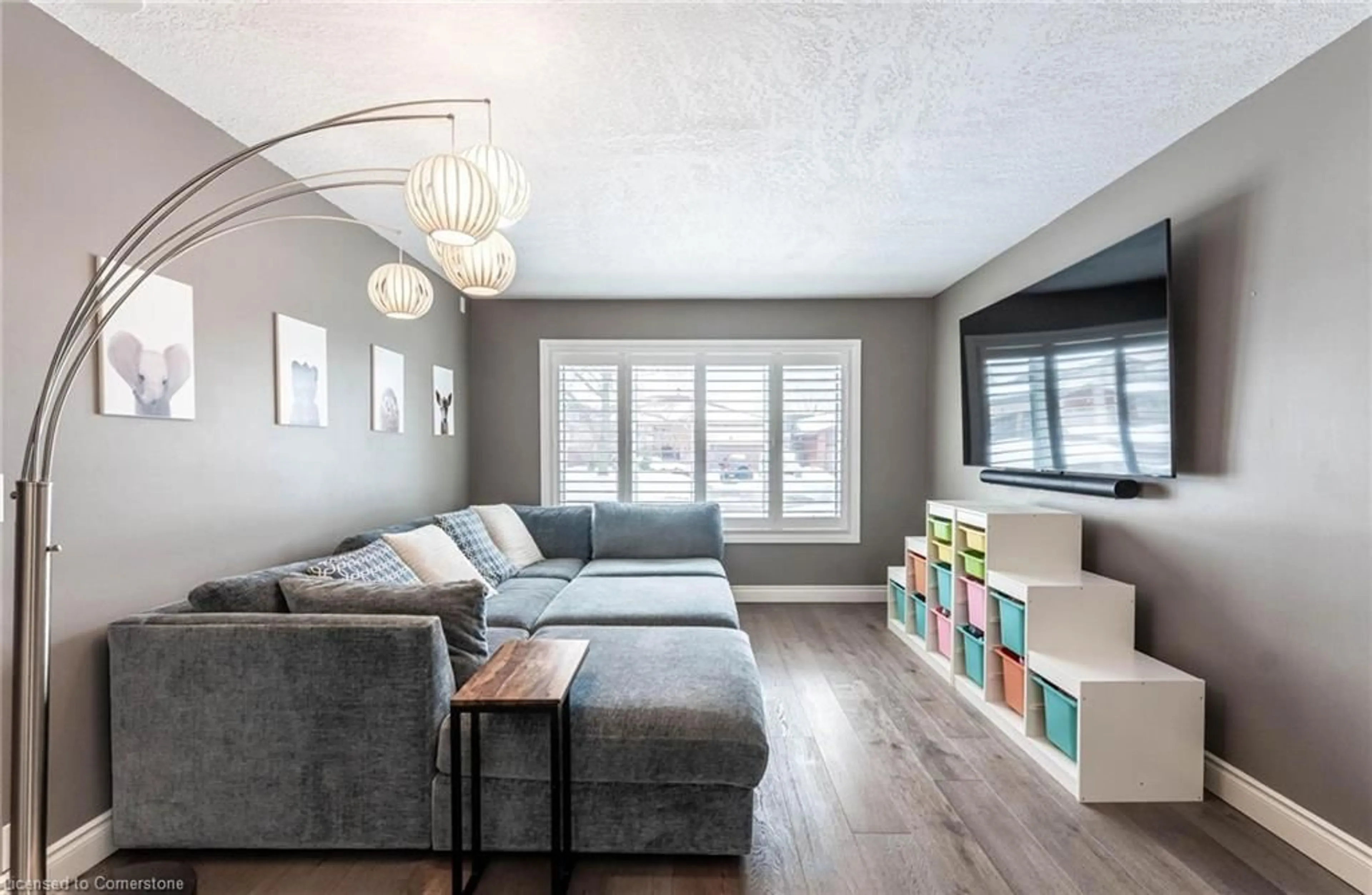 Living room with furniture, unknown for 7 Sugarplum Crt, Stoney Creek Ontario L8J 2E4