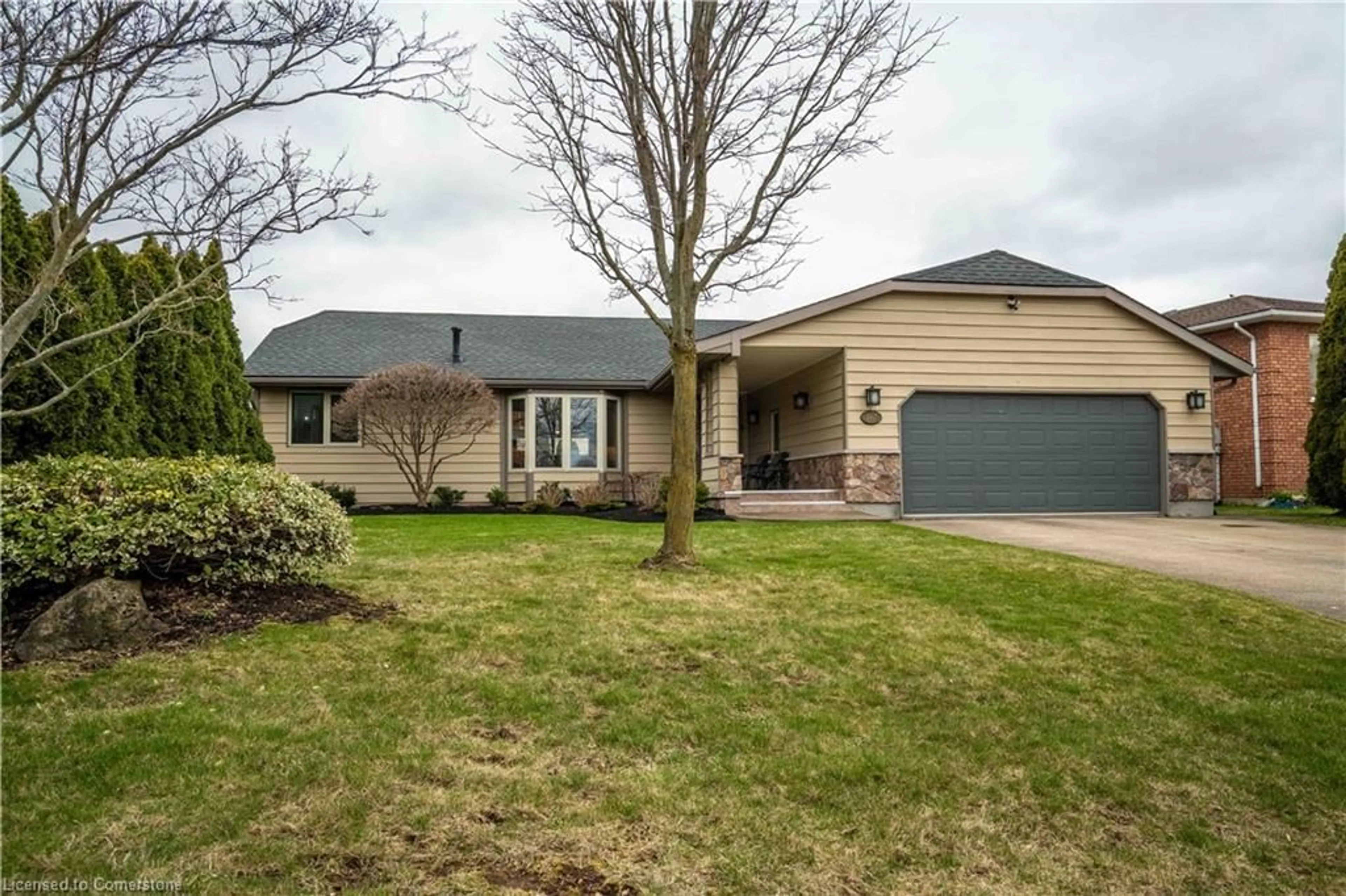 Home with vinyl exterior material, street for 3917 Glenoaks Ave, Niagara Falls Ontario L2H 2V9