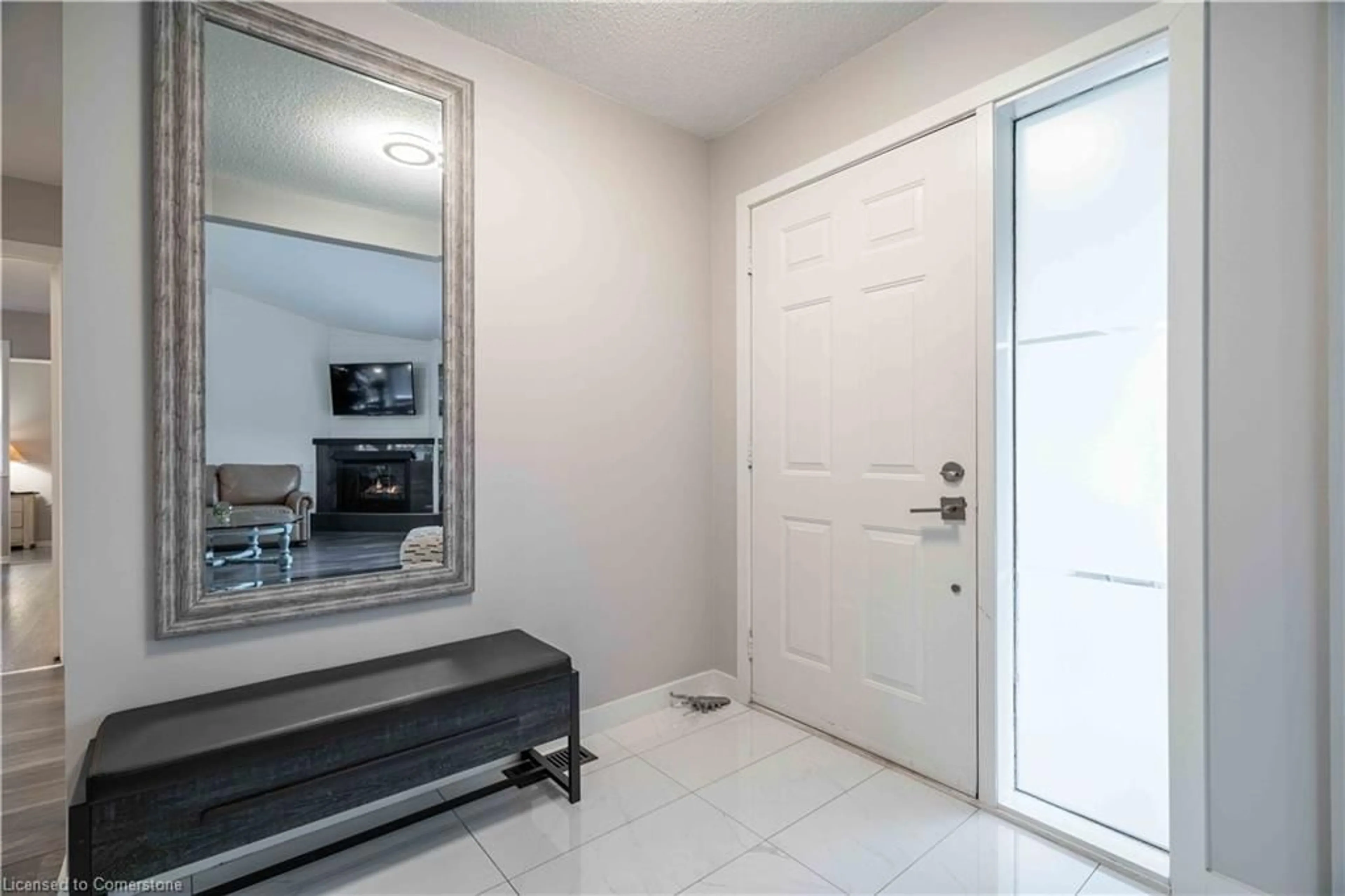 Indoor entryway for 3917 Glenoaks Ave, Niagara Falls Ontario L2H 2V9