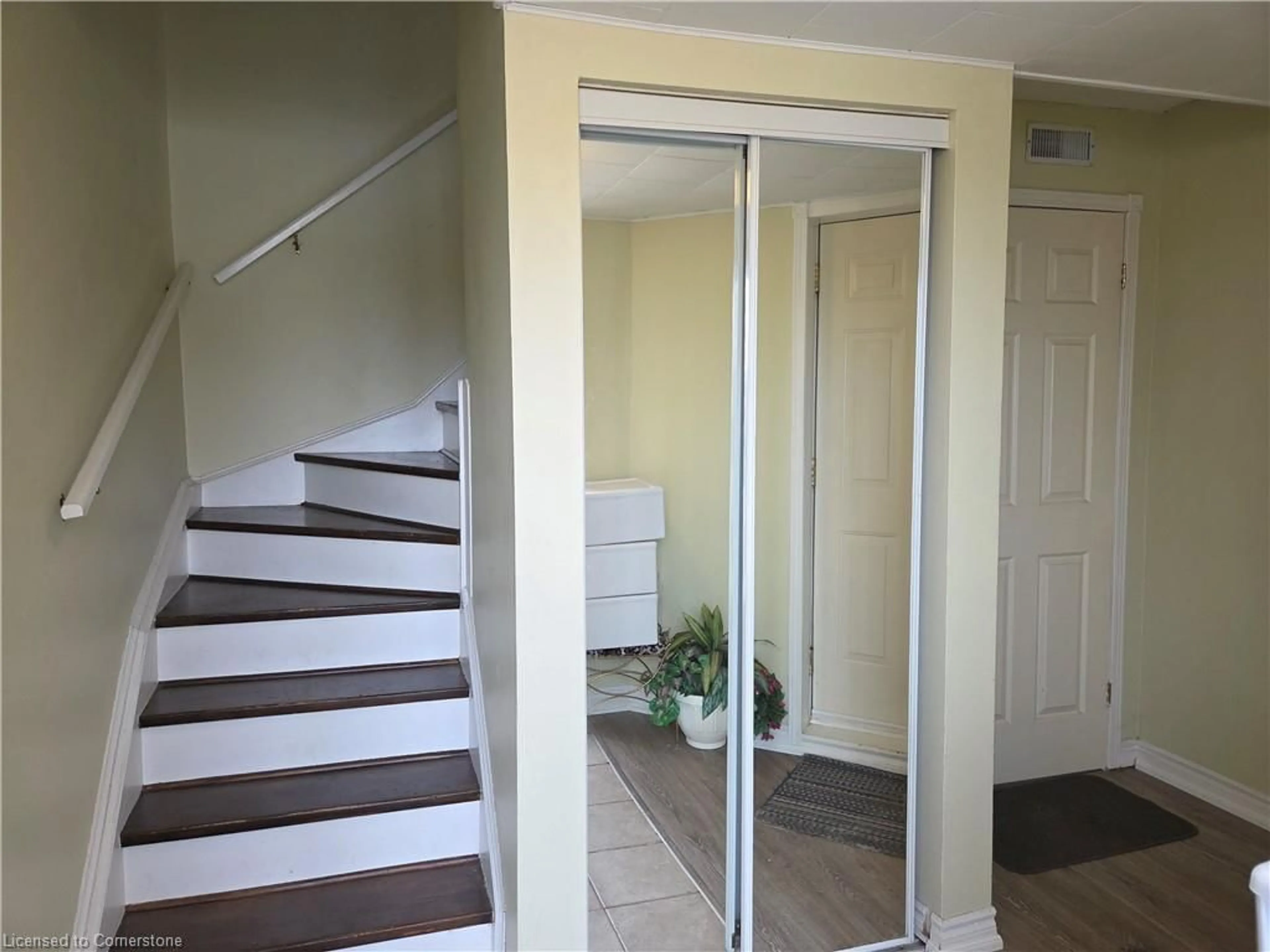 Indoor entryway for 60 Elmsdale Dr #9, Kitchener Ontario N2E 2G4