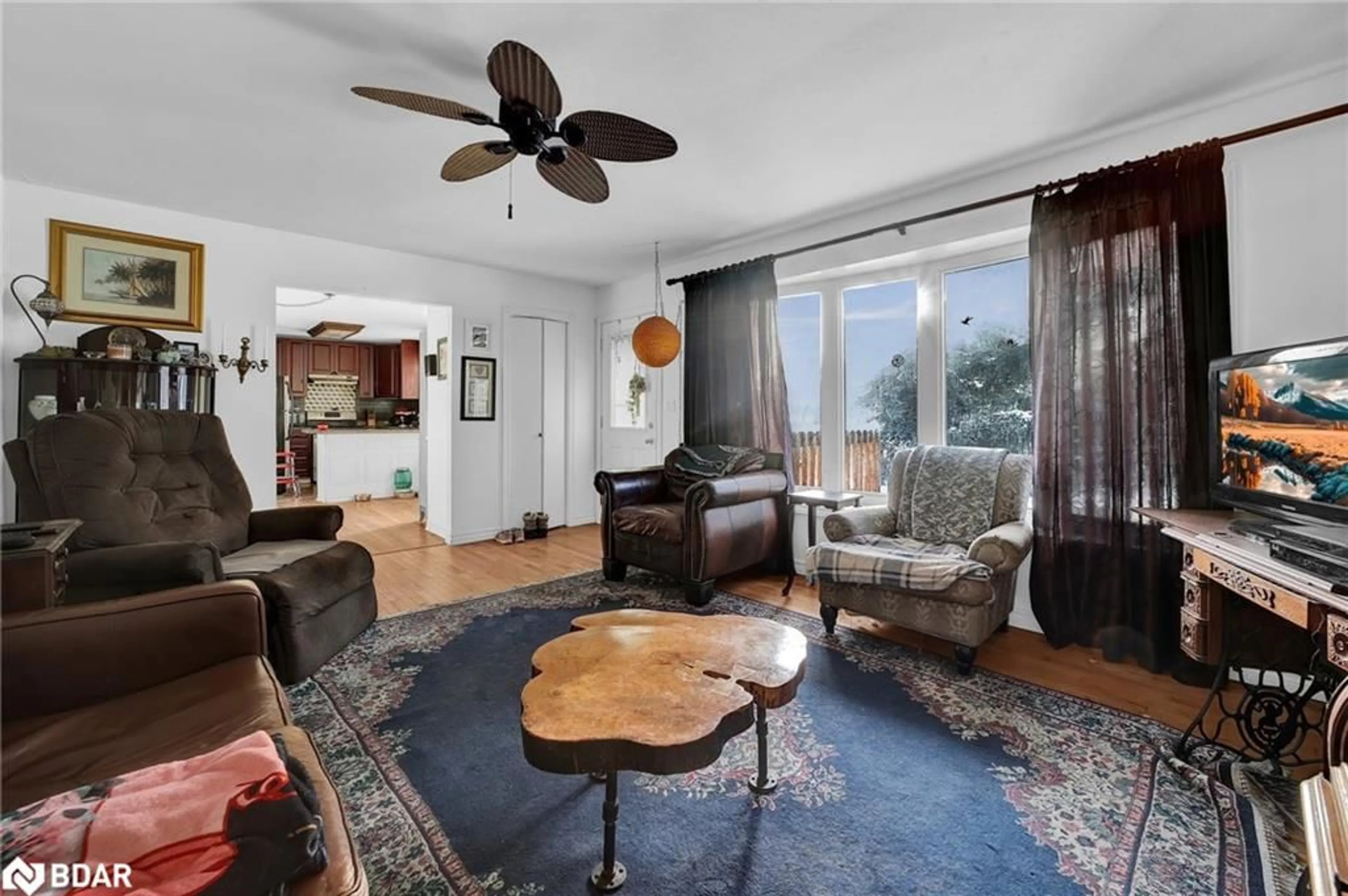 Living room with furniture, unknown for 7925 10 County Rd, Angus Ontario L0M 1B1