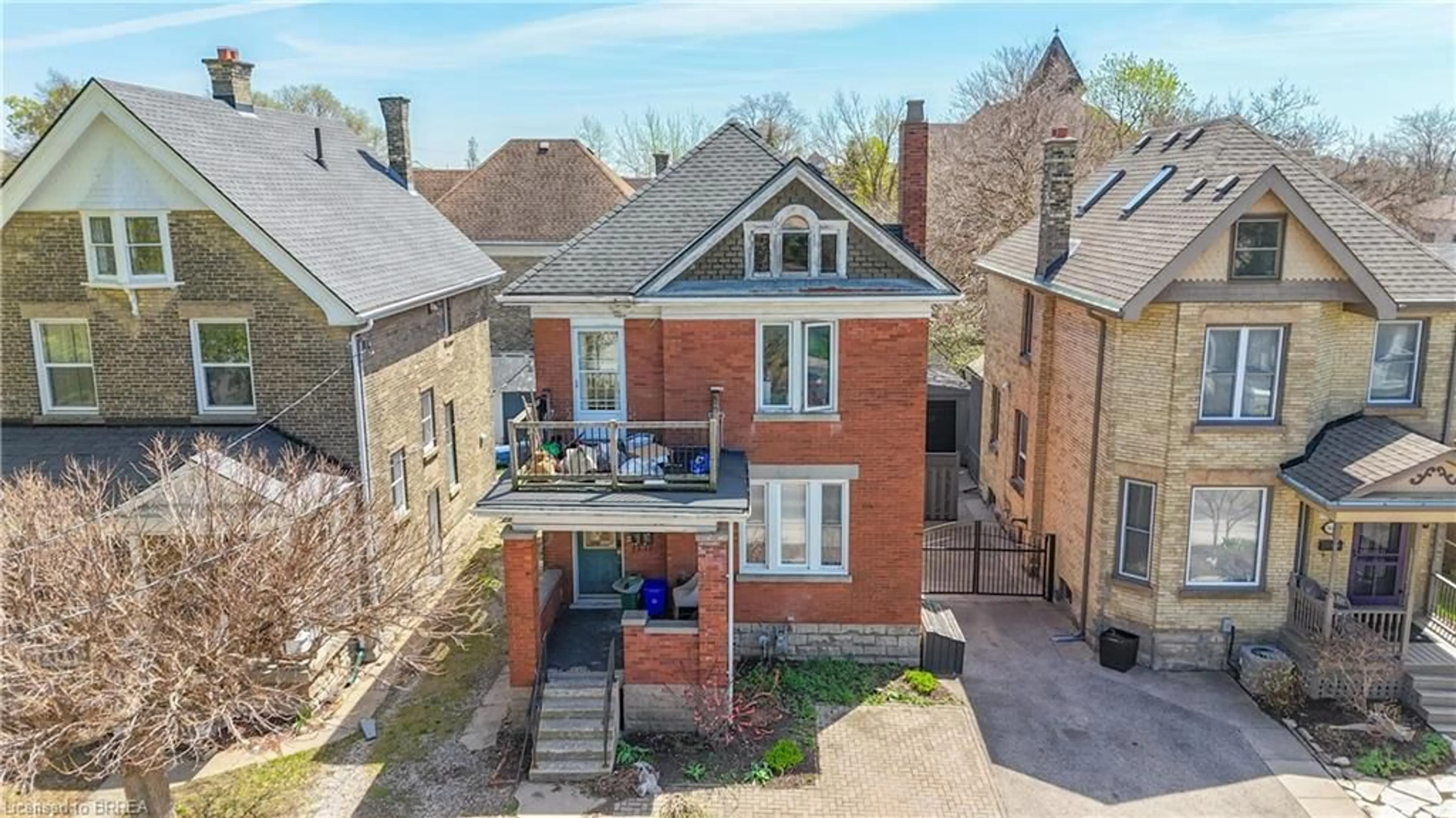 A pic from outside/outdoor area/front of a property/back of a property/a pic from drone, street for 867 Queens Ave, London Ontario N5W 3H7