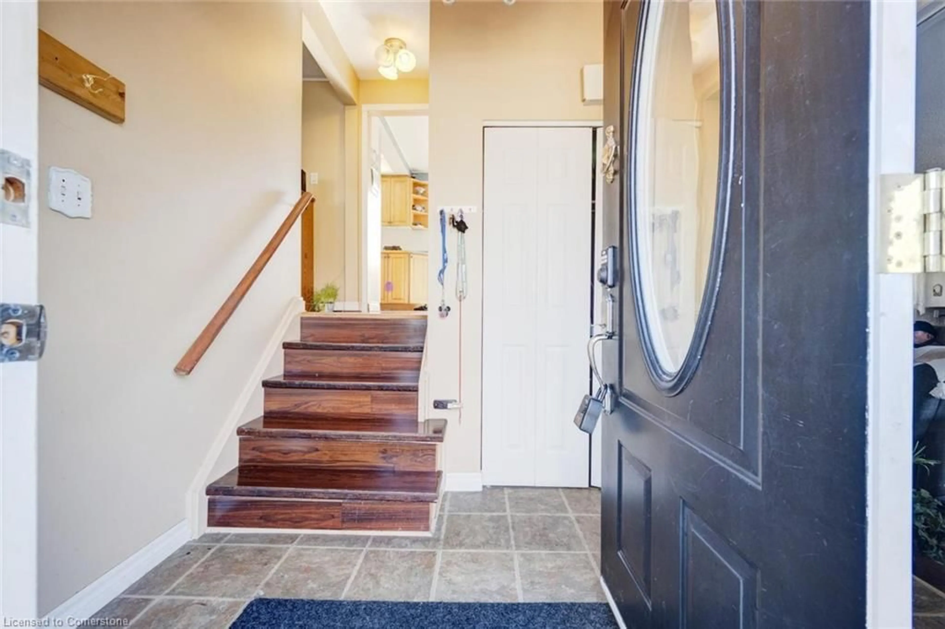 Indoor entryway for 16 Irwin Cres, Halton Hills Ontario L7G 1E7