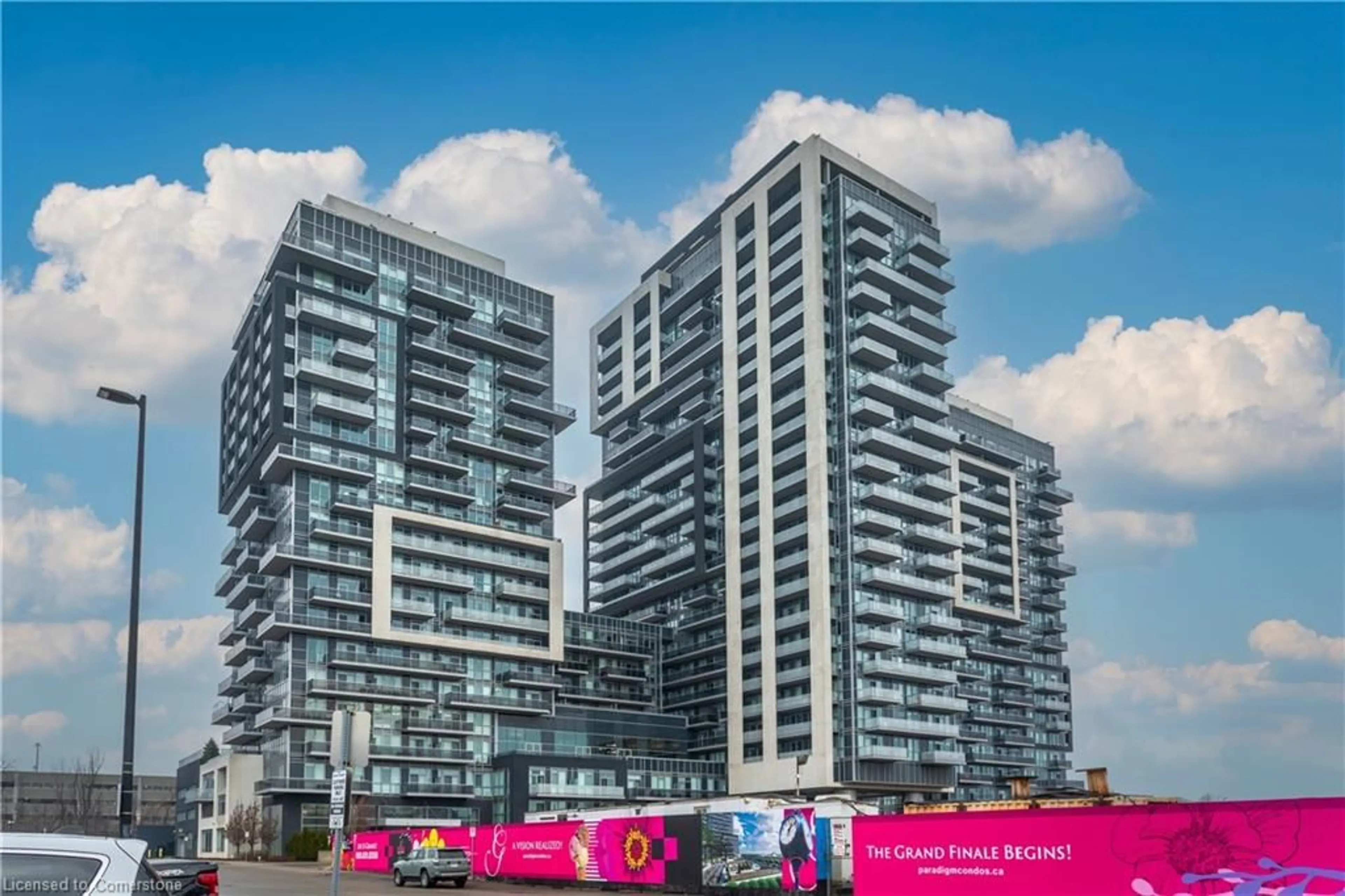Indoor foyer for 2081 Fairview St #1608, Burlington Ontario L7R 0E4