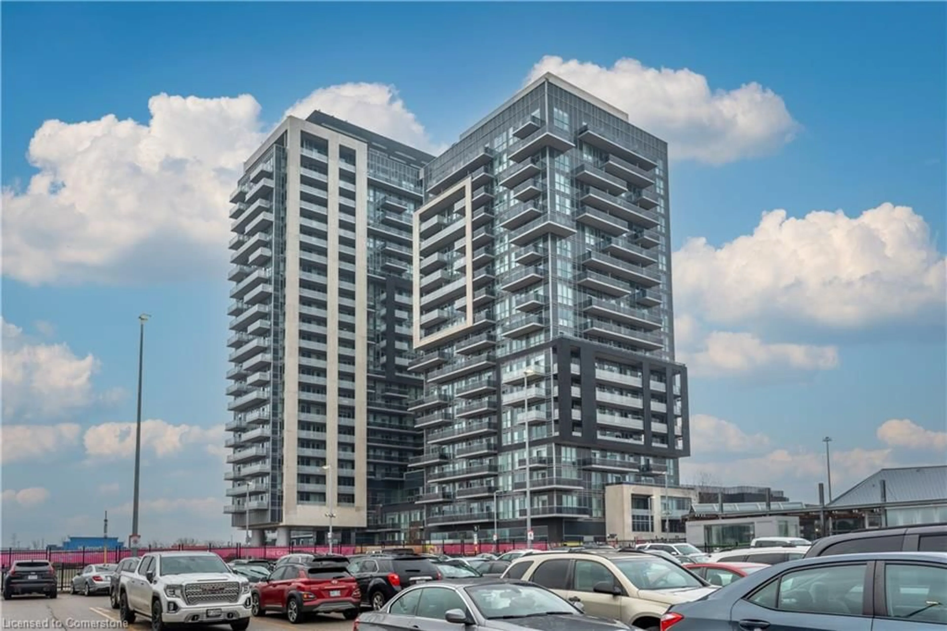 Indoor foyer for 2081 Fairview St #1608, Burlington Ontario L7R 0E4