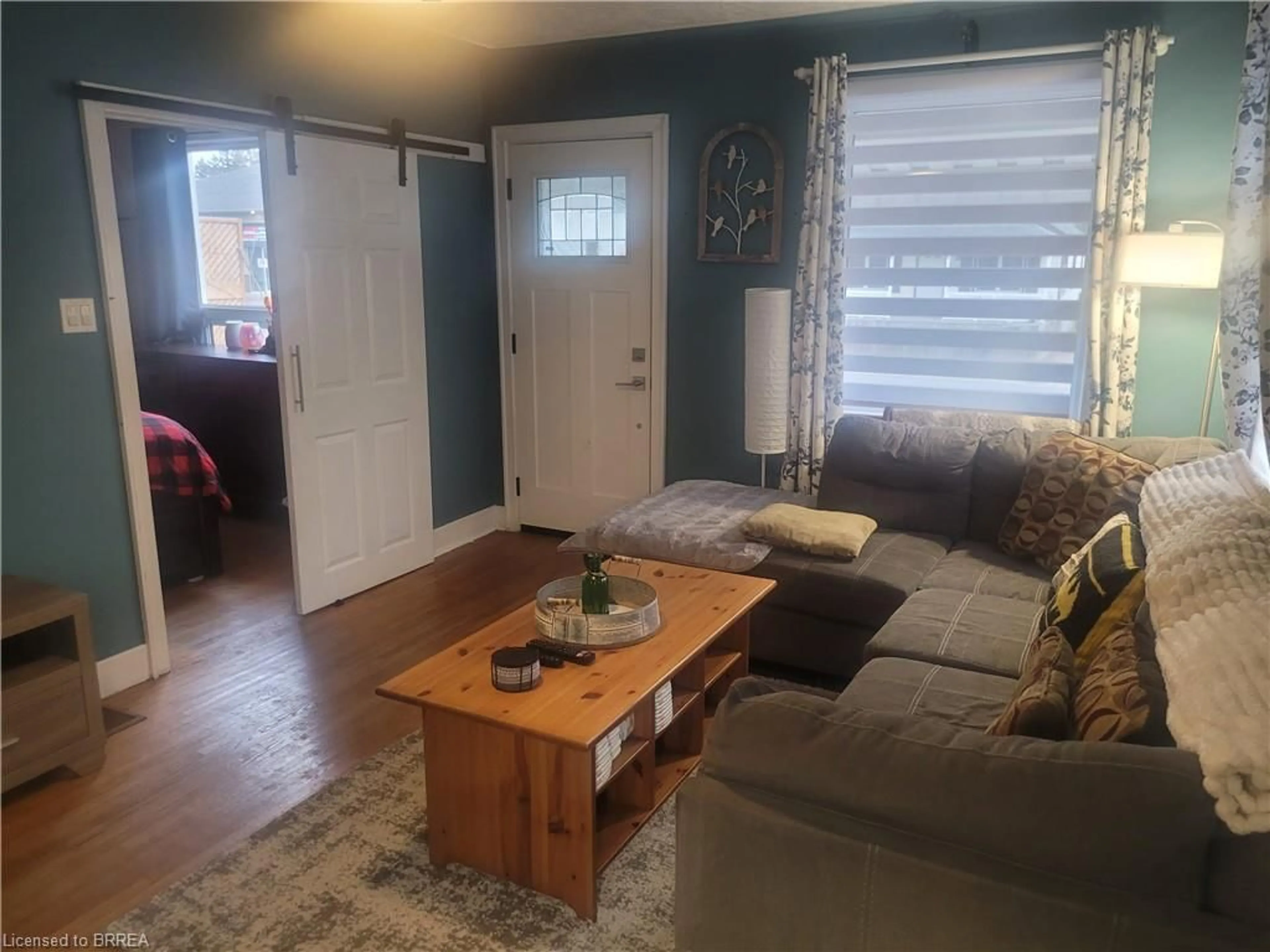 Living room with furniture, wood/laminate floor for 458 St Paul Ave, Brantford Ontario N3R 4P2