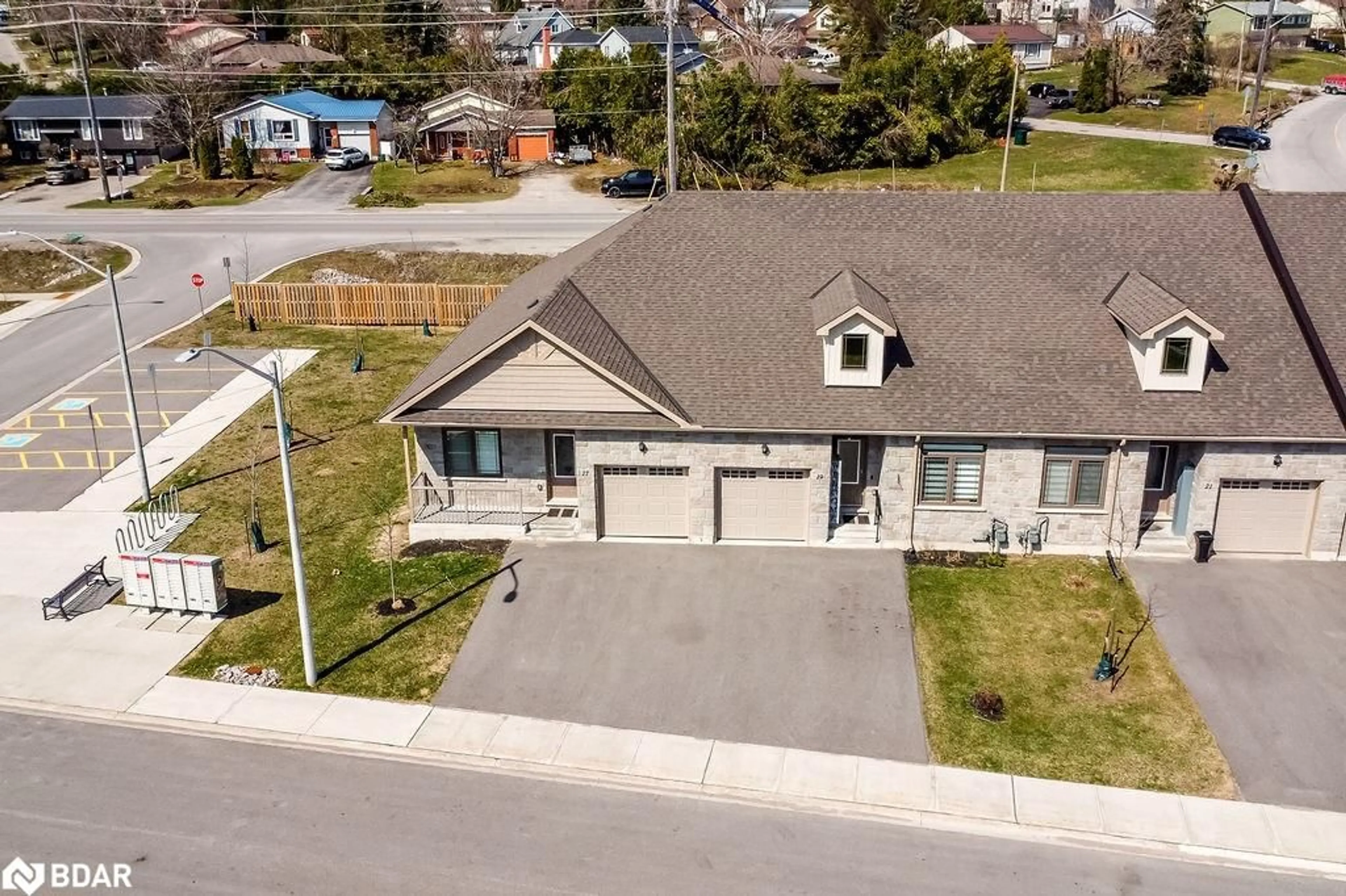 A pic from outside/outdoor area/front of a property/back of a property/a pic from drone, street for 19 Leannes Way, Orillia Ontario L3V 8M1