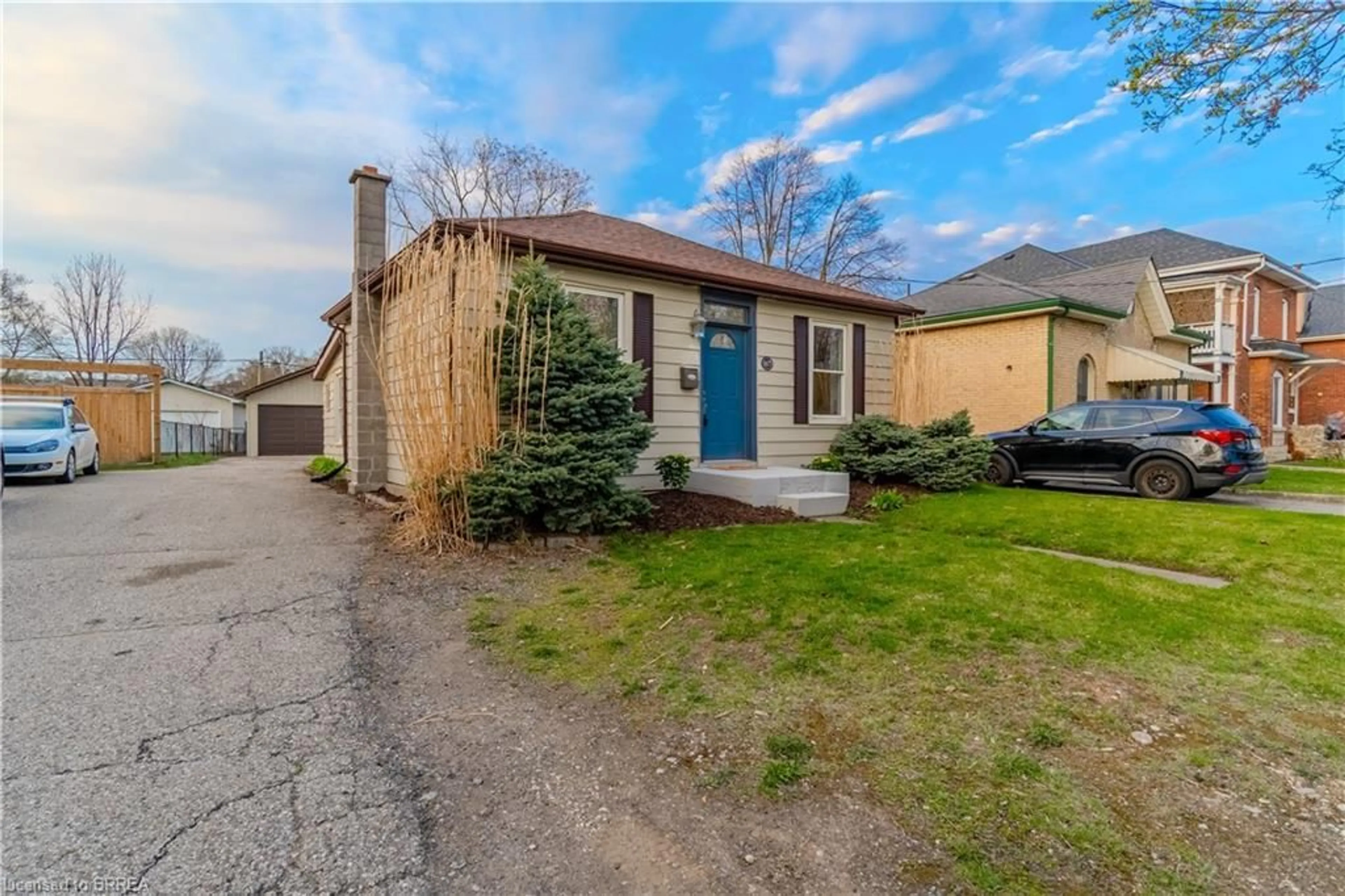 A pic from outside/outdoor area/front of a property/back of a property/a pic from drone, street for 107 Grand River Ave, Brantford Ontario N3T 4X5