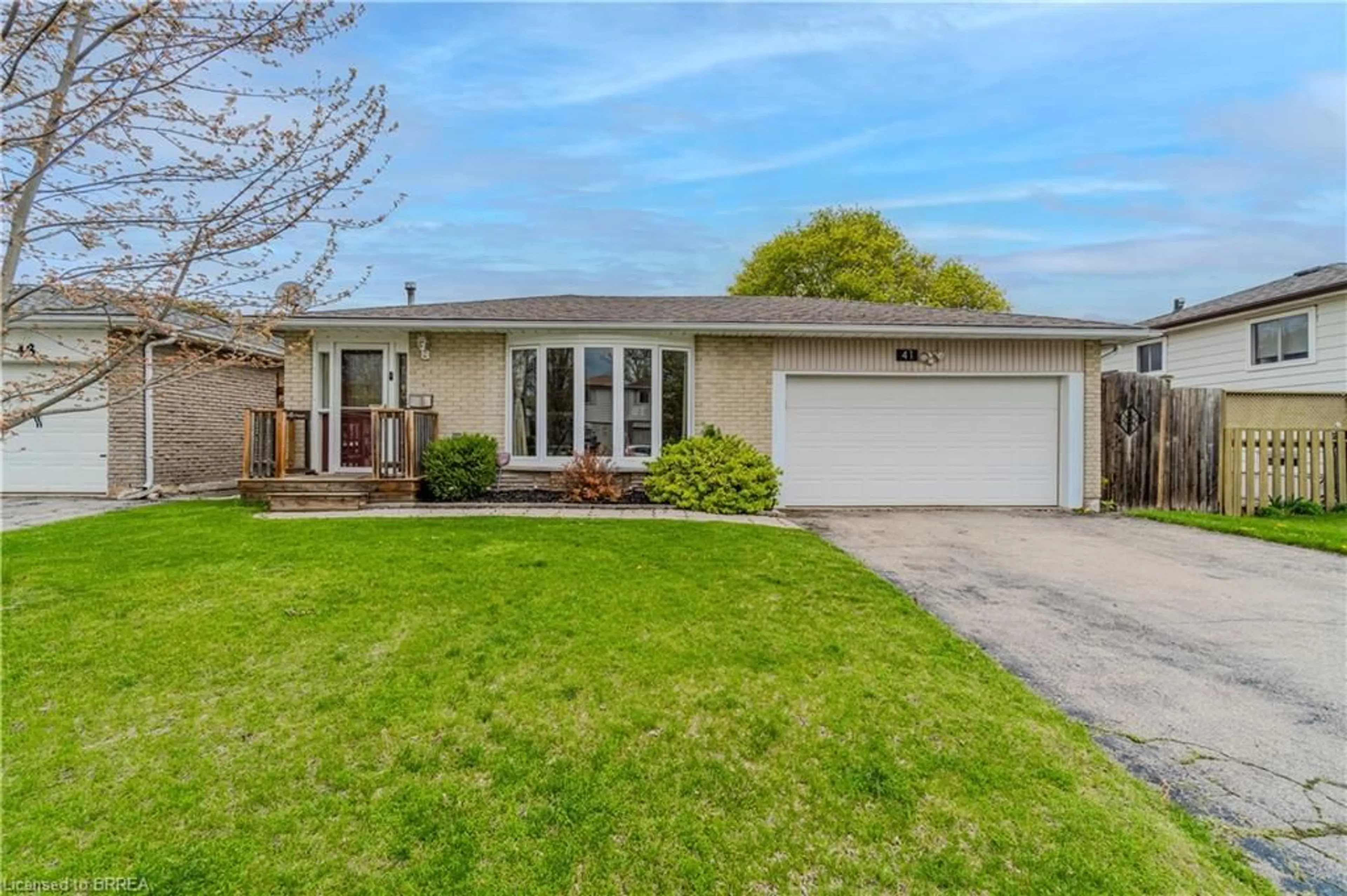 Home with vinyl exterior material, street for 41 Forest Dr, Paris Ontario N3L 3M1