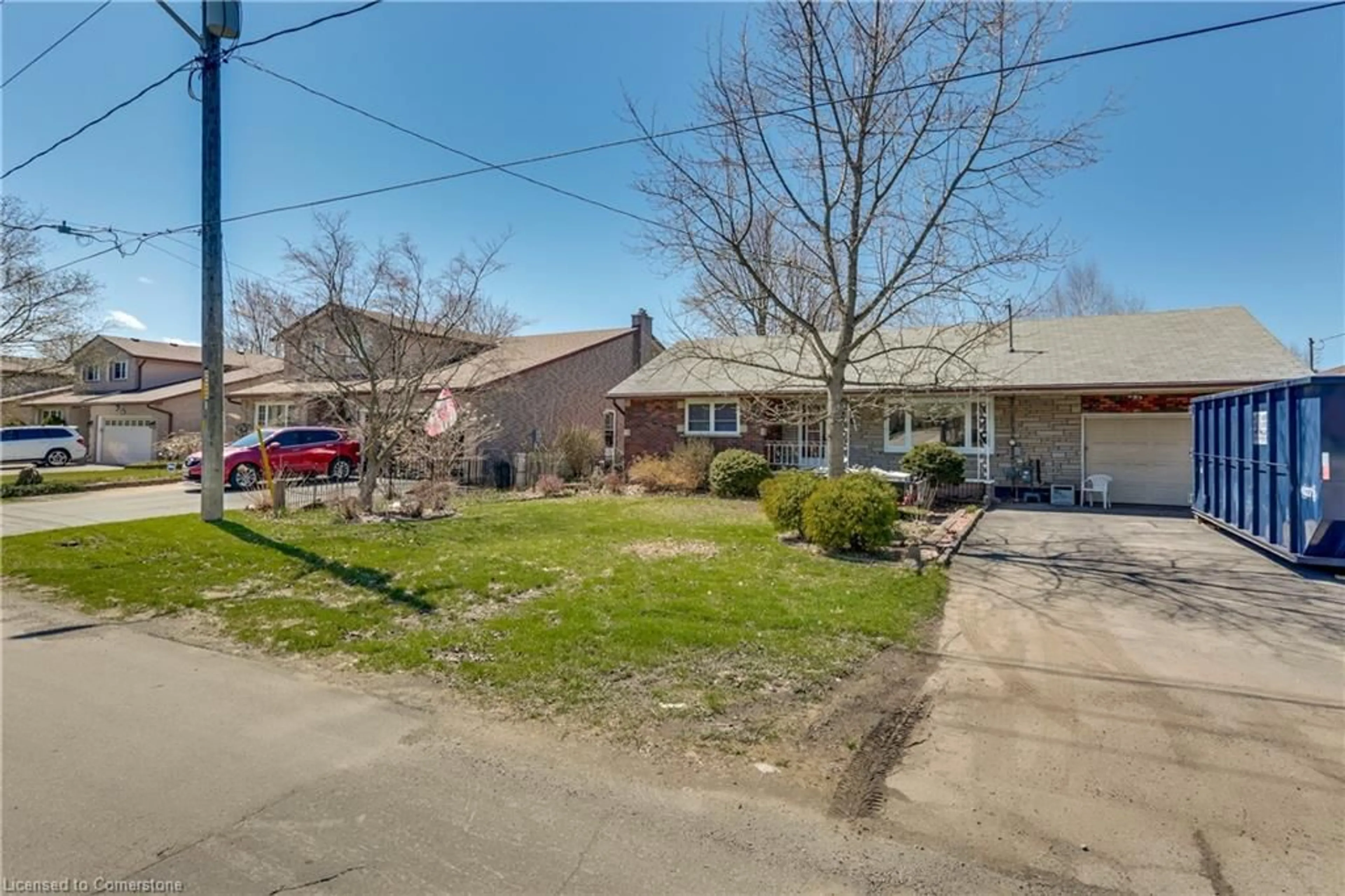 A pic from outside/outdoor area/front of a property/back of a property/a pic from drone, street for 220 Washington St, Waterford Ontario N0E 1Y0