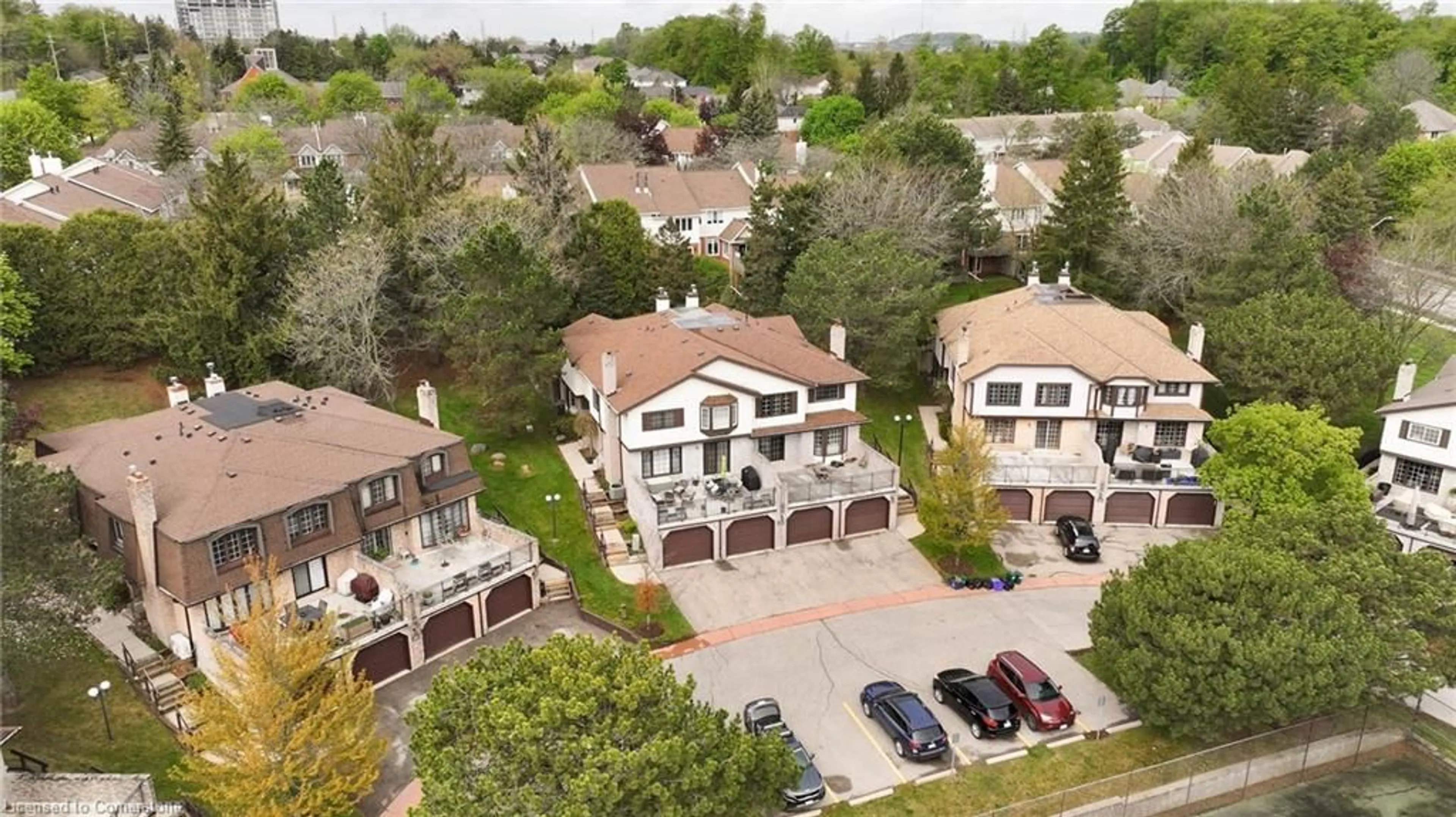 A pic from outside/outdoor area/front of a property/back of a property/a pic from drone, street for 487 Beechwood Dr #2, Waterloo Ontario N2T 1H8
