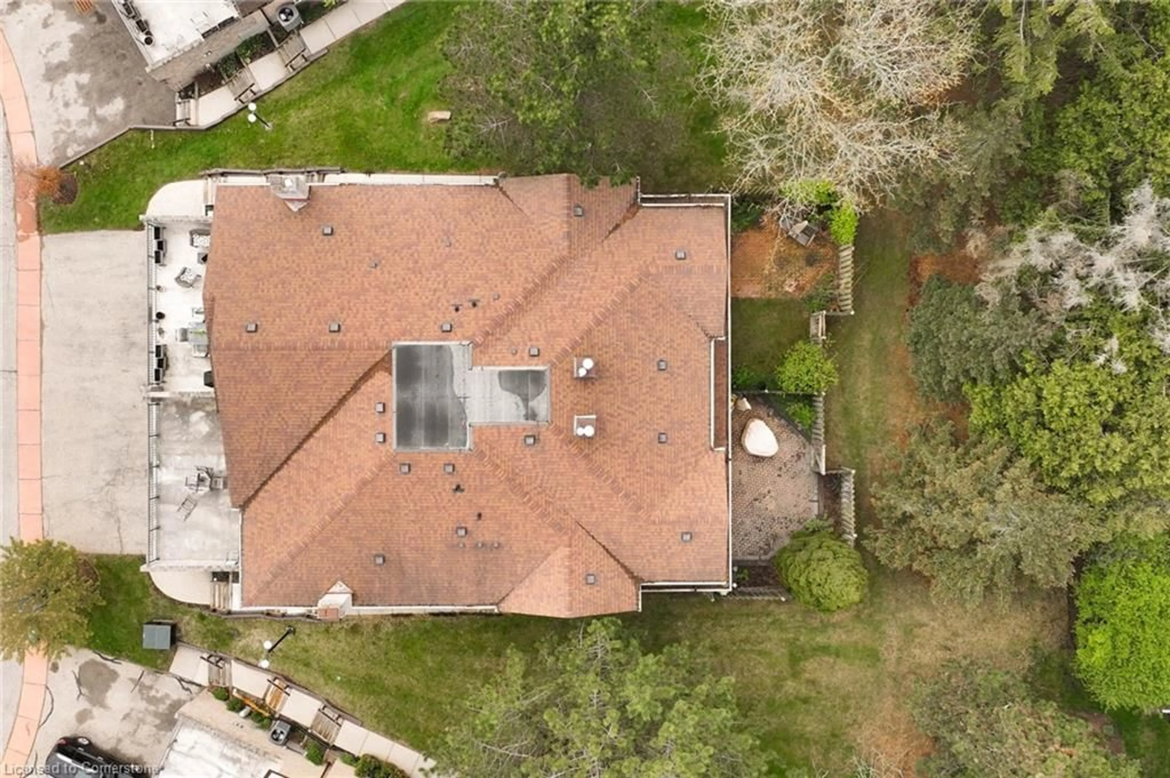 A pic from outside/outdoor area/front of a property/back of a property/a pic from drone, building for 487 Beechwood Dr #2, Waterloo Ontario N2T 1H8