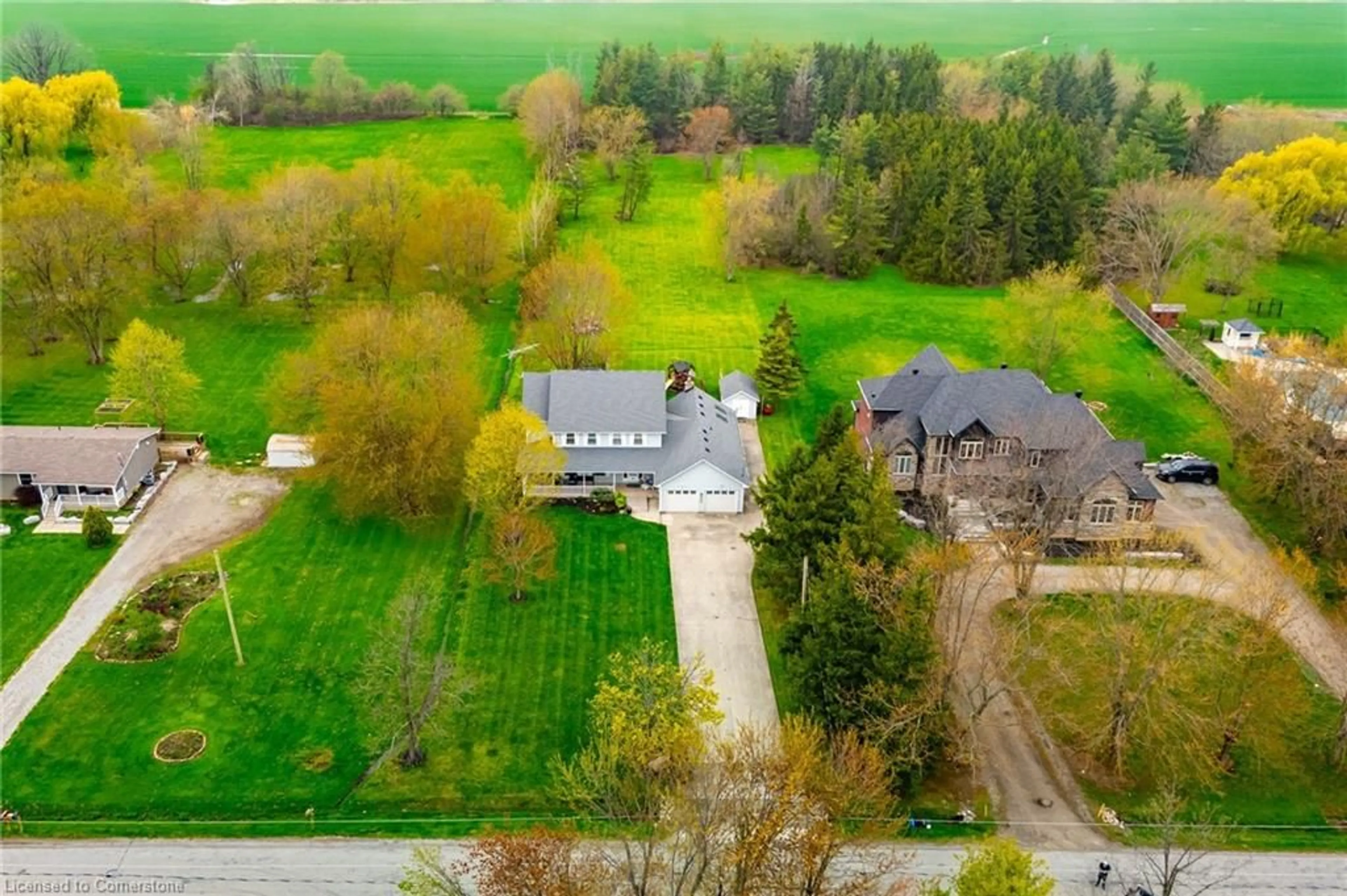 A pic from outside/outdoor area/front of a property/back of a property/a pic from drone, street for 248 Hysert Rd, Grimsby Ontario L3M 4E7