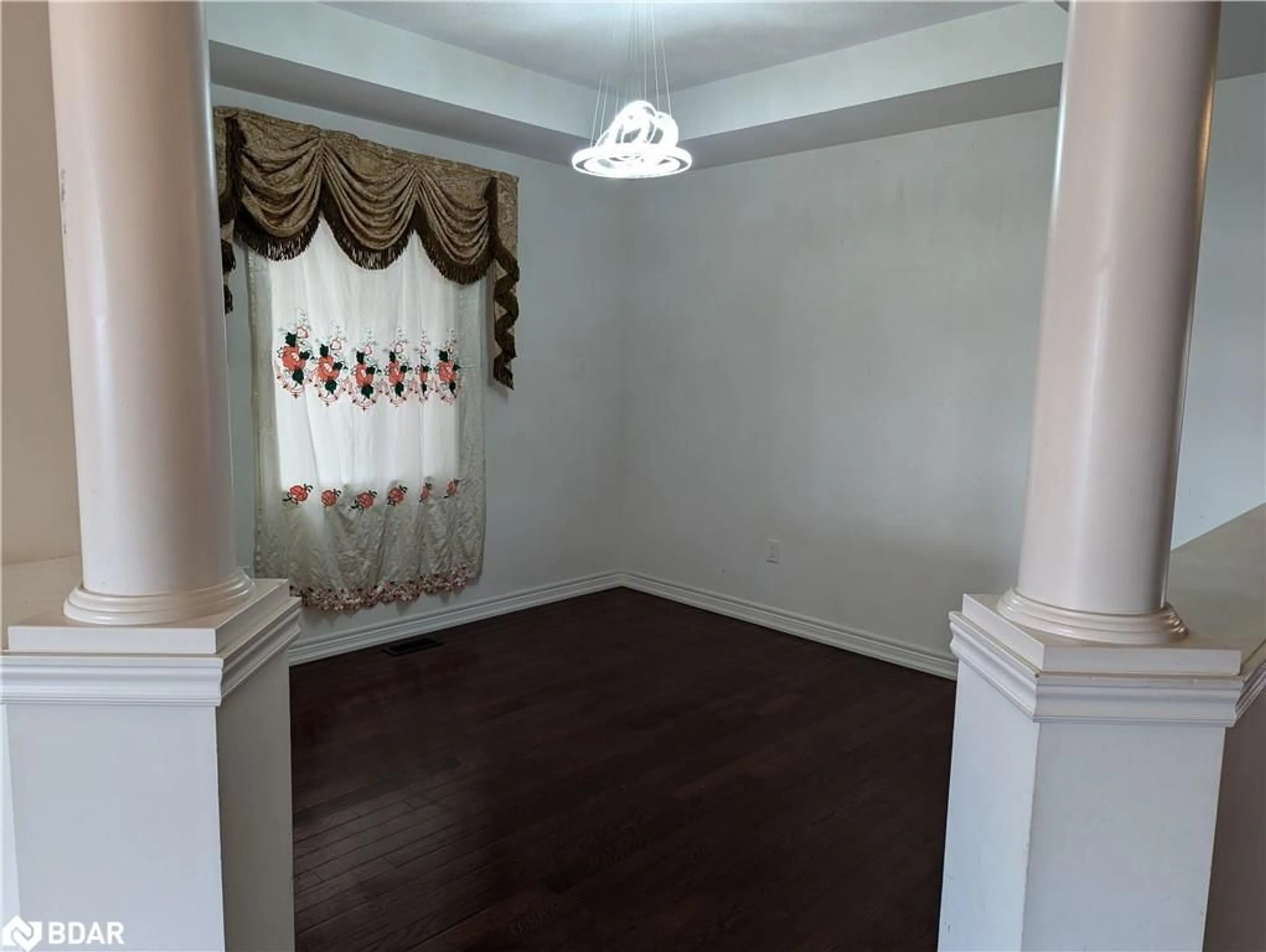 A pic of a room for 98 Gold Park Gate, Angus Ontario L3W 0B6