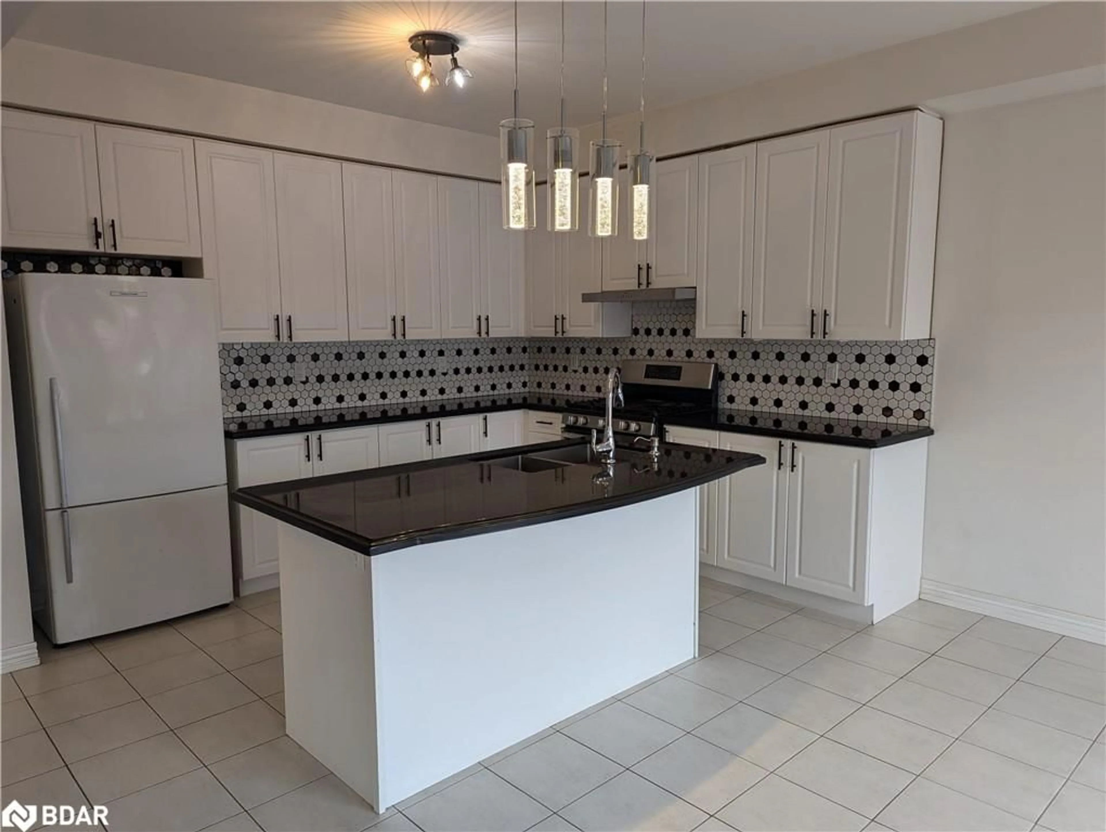 Open concept kitchen, ceramic/tile floor for 98 Gold Park Gate, Angus Ontario L3W 0B6